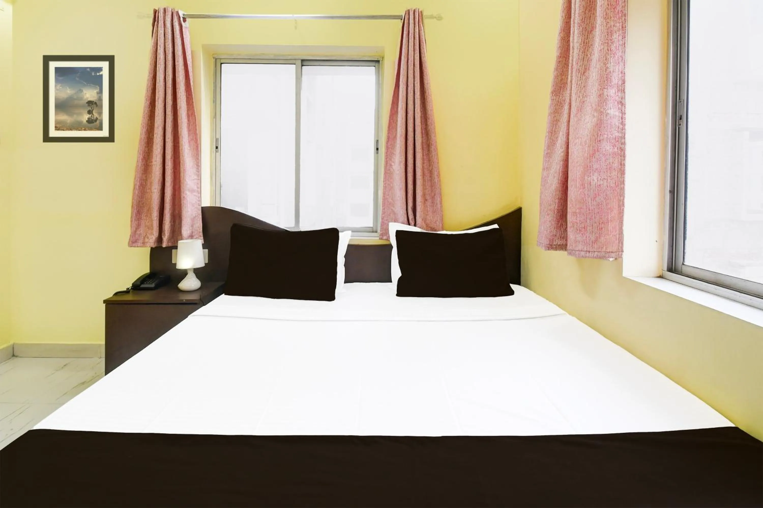 Bedroom in Super Hotel O New Town Near Kolkata Airport