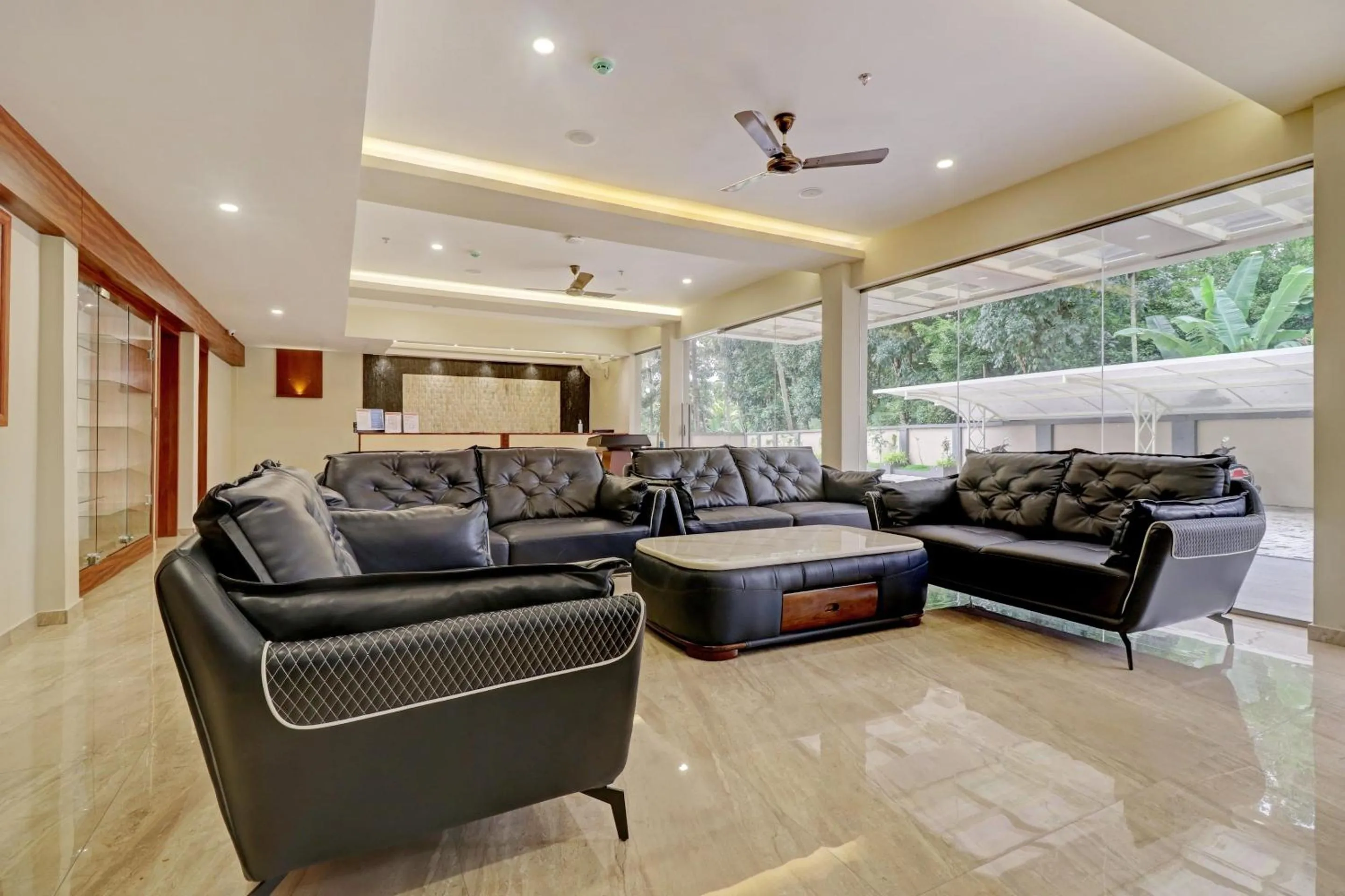 Lobby or reception in Super Townhouse Kizhakkambalam Tourist Home