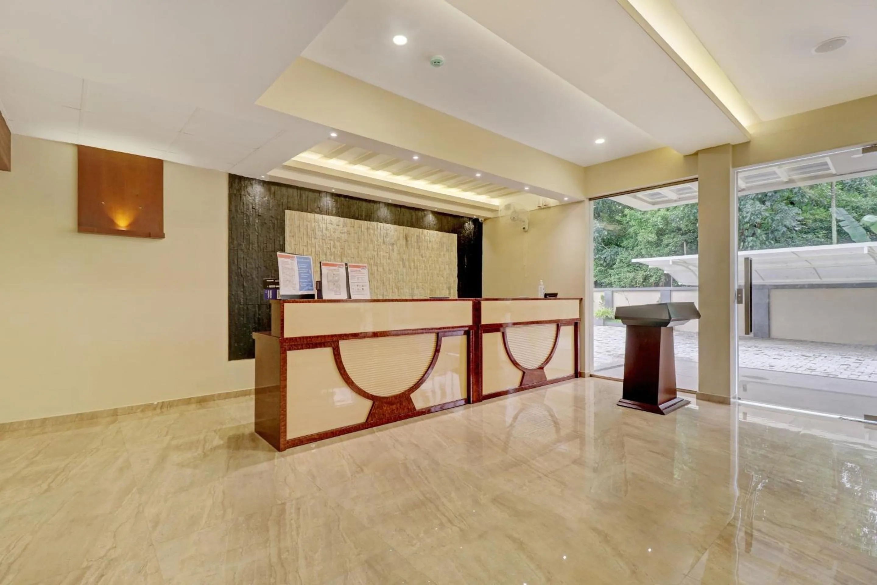 Lobby or reception in Super Townhouse Kizhakkambalam Tourist Home