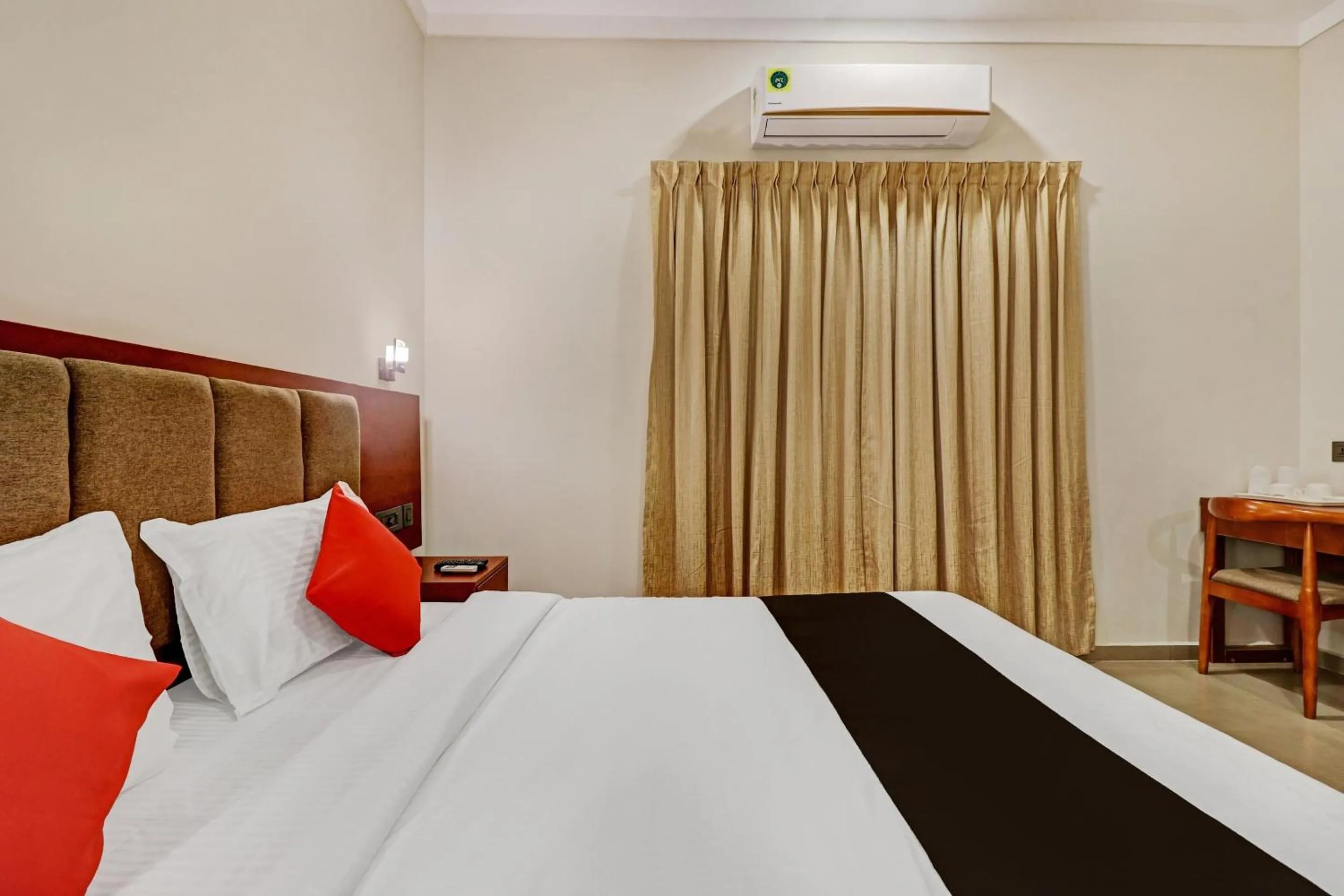 Facade/entrance, Bed in Super Townhouse Kizhakkambalam Tourist Home