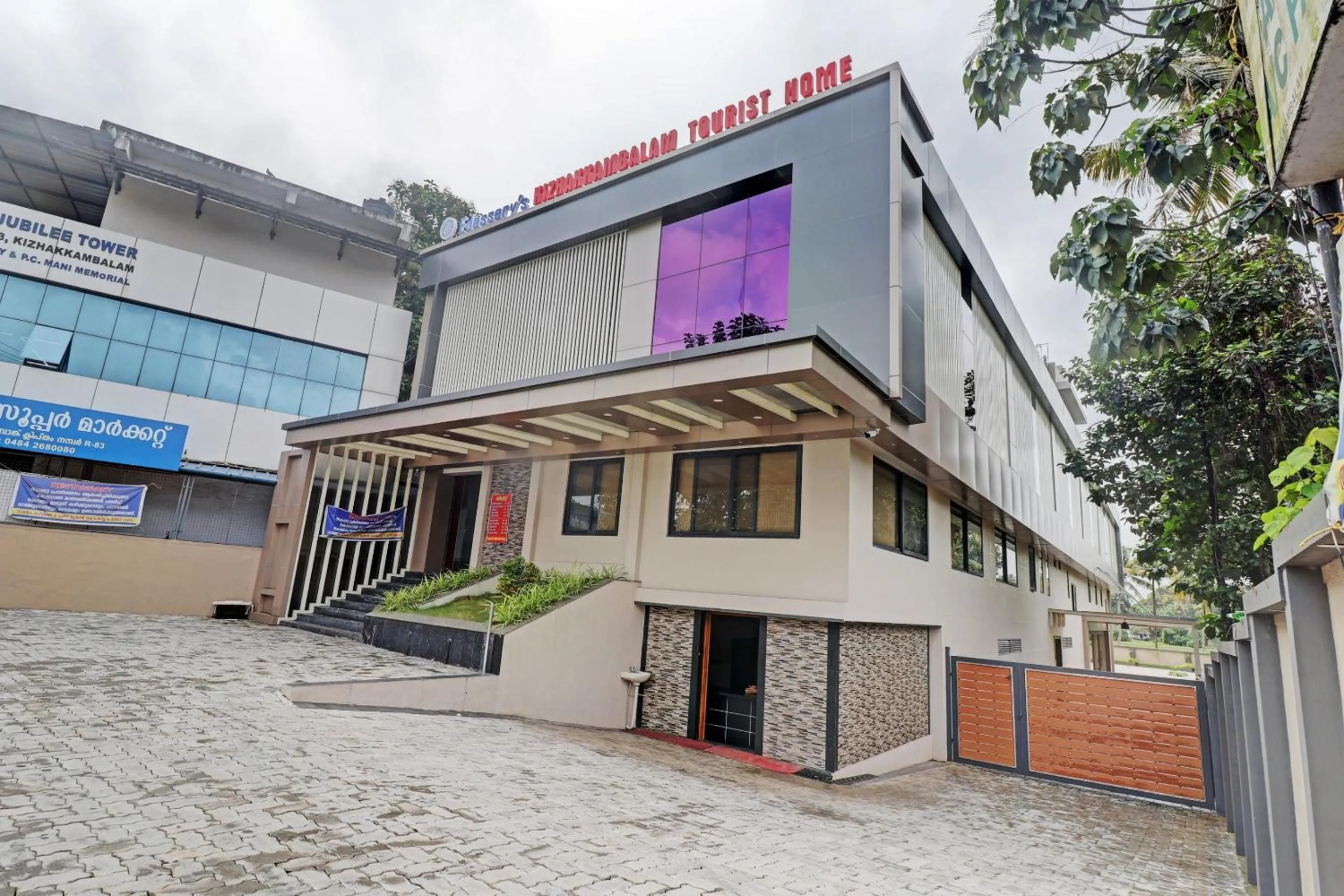 Facade/entrance in Super Townhouse Kizhakkambalam Tourist Home