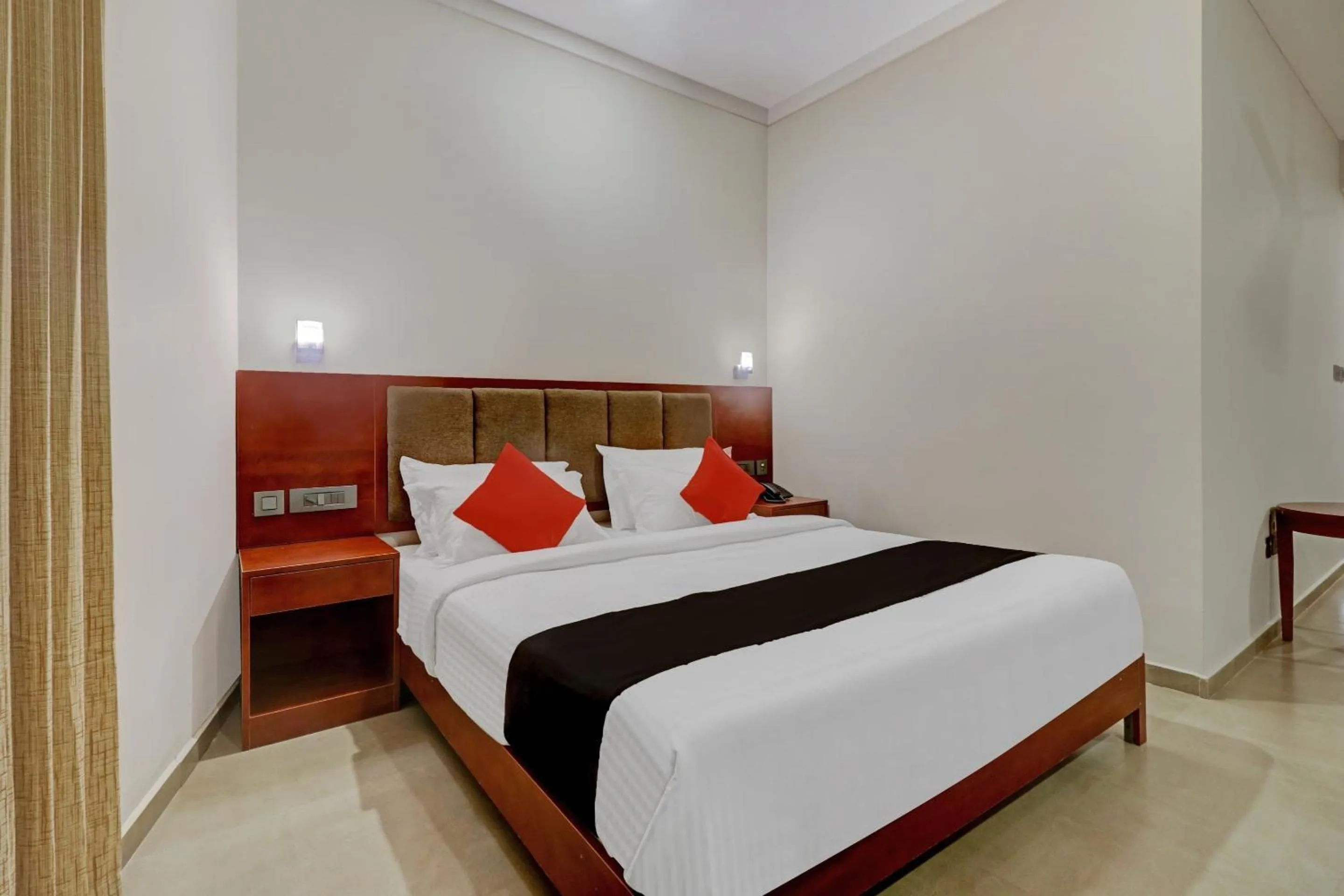 Lobby or reception, Bed in Super Townhouse Kizhakkambalam Tourist Home