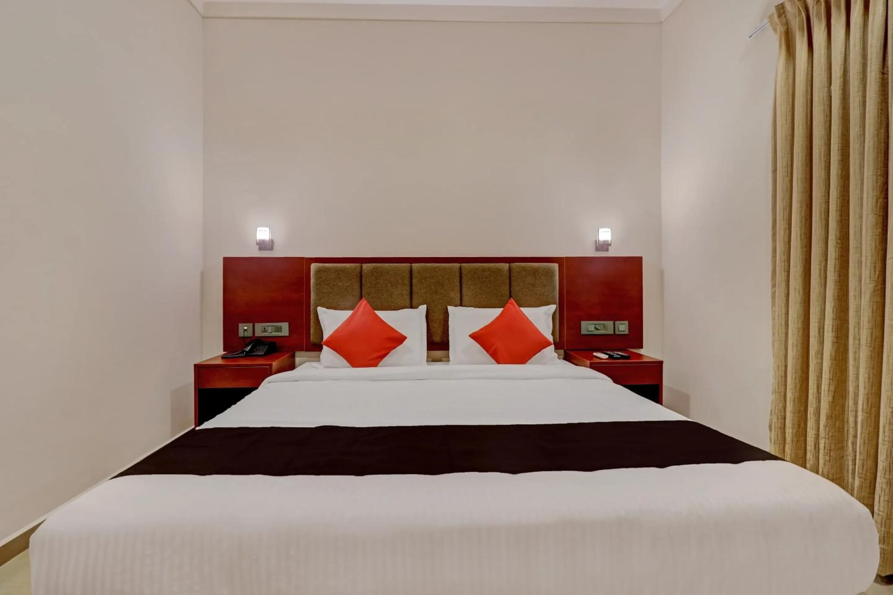 Lobby or reception, Bed in Super Townhouse Kizhakkambalam Tourist Home