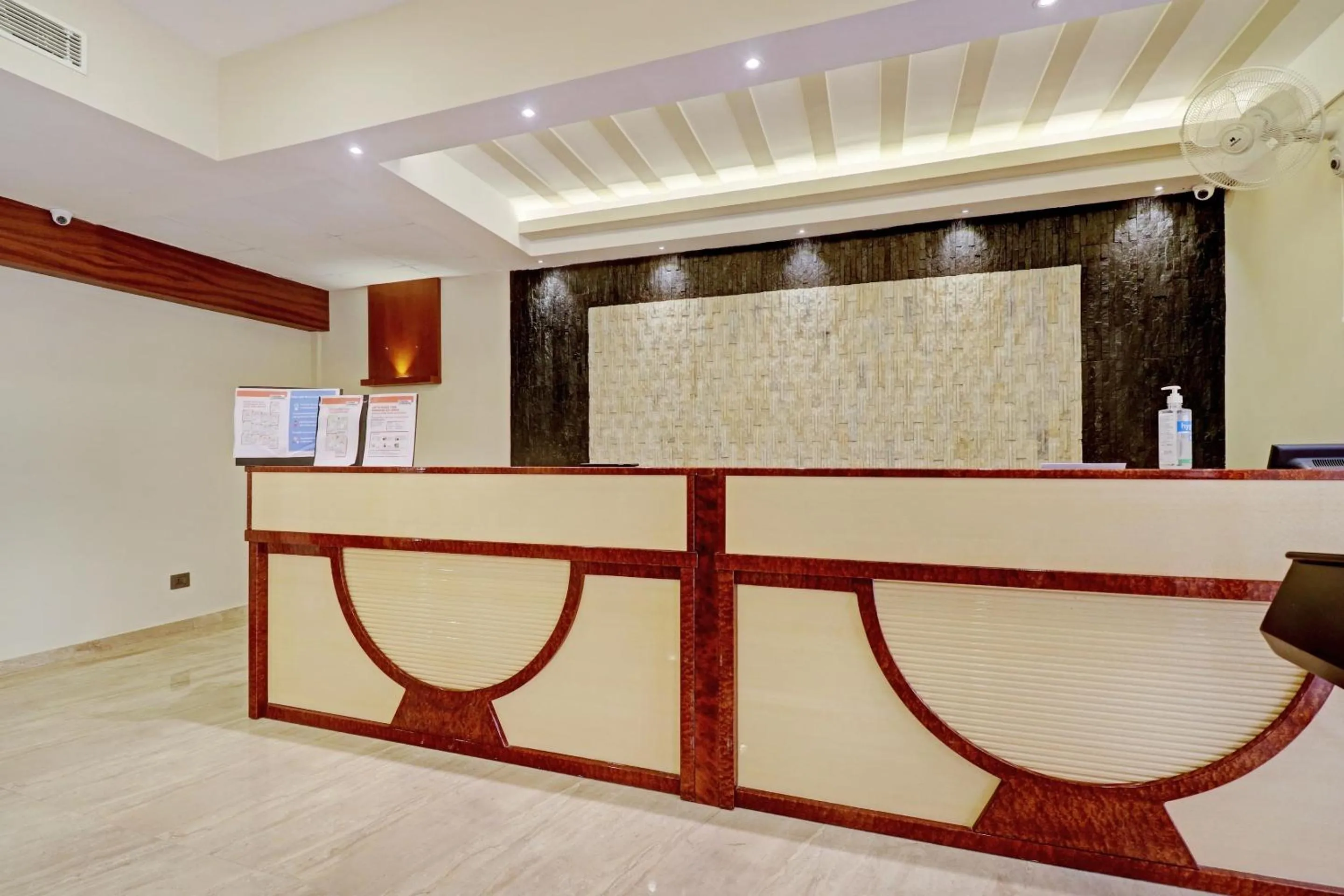 Lobby or reception in Super Townhouse Kizhakkambalam Tourist Home