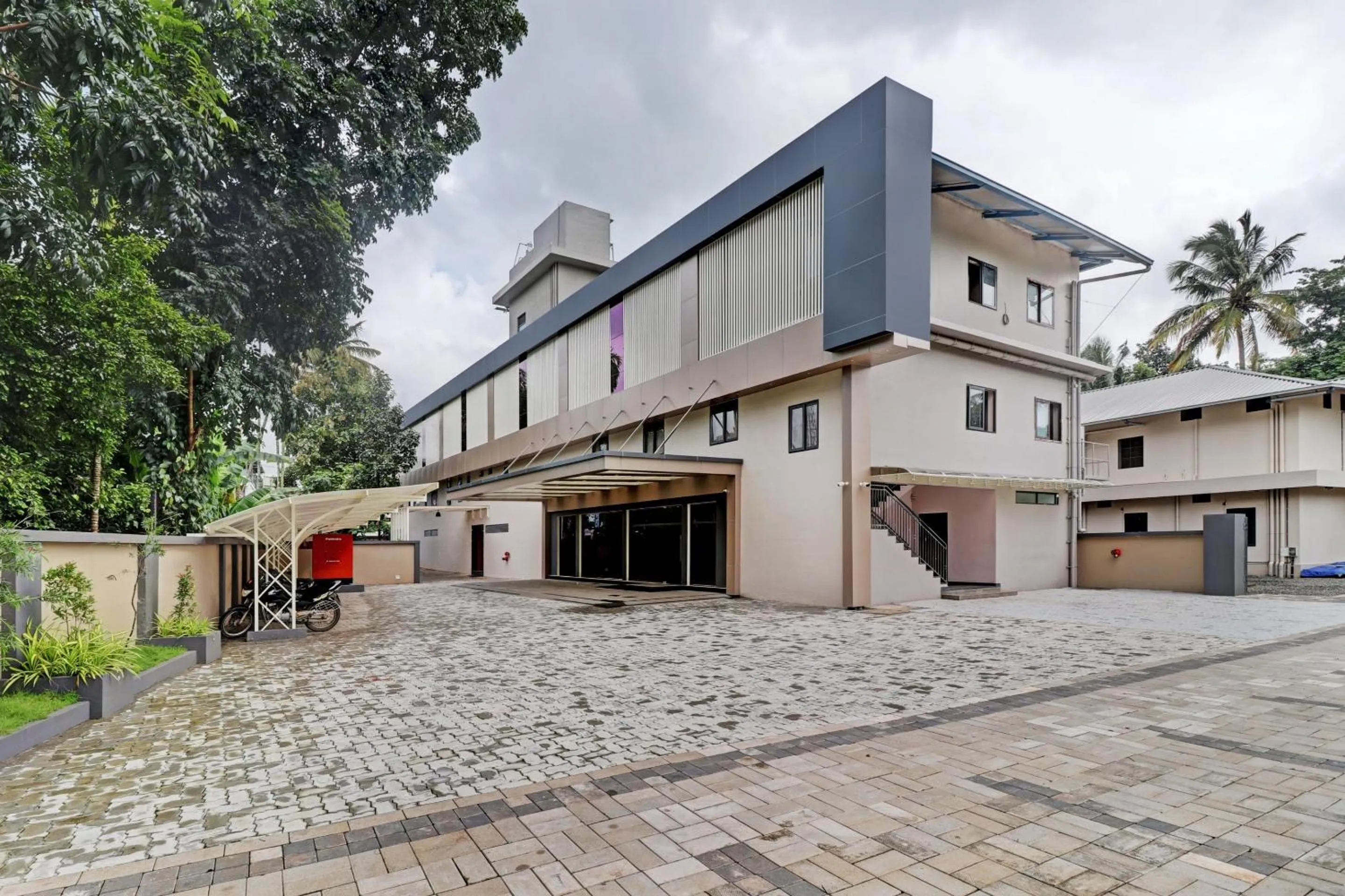 Facade/entrance in Super Townhouse Kizhakkambalam Tourist Home
