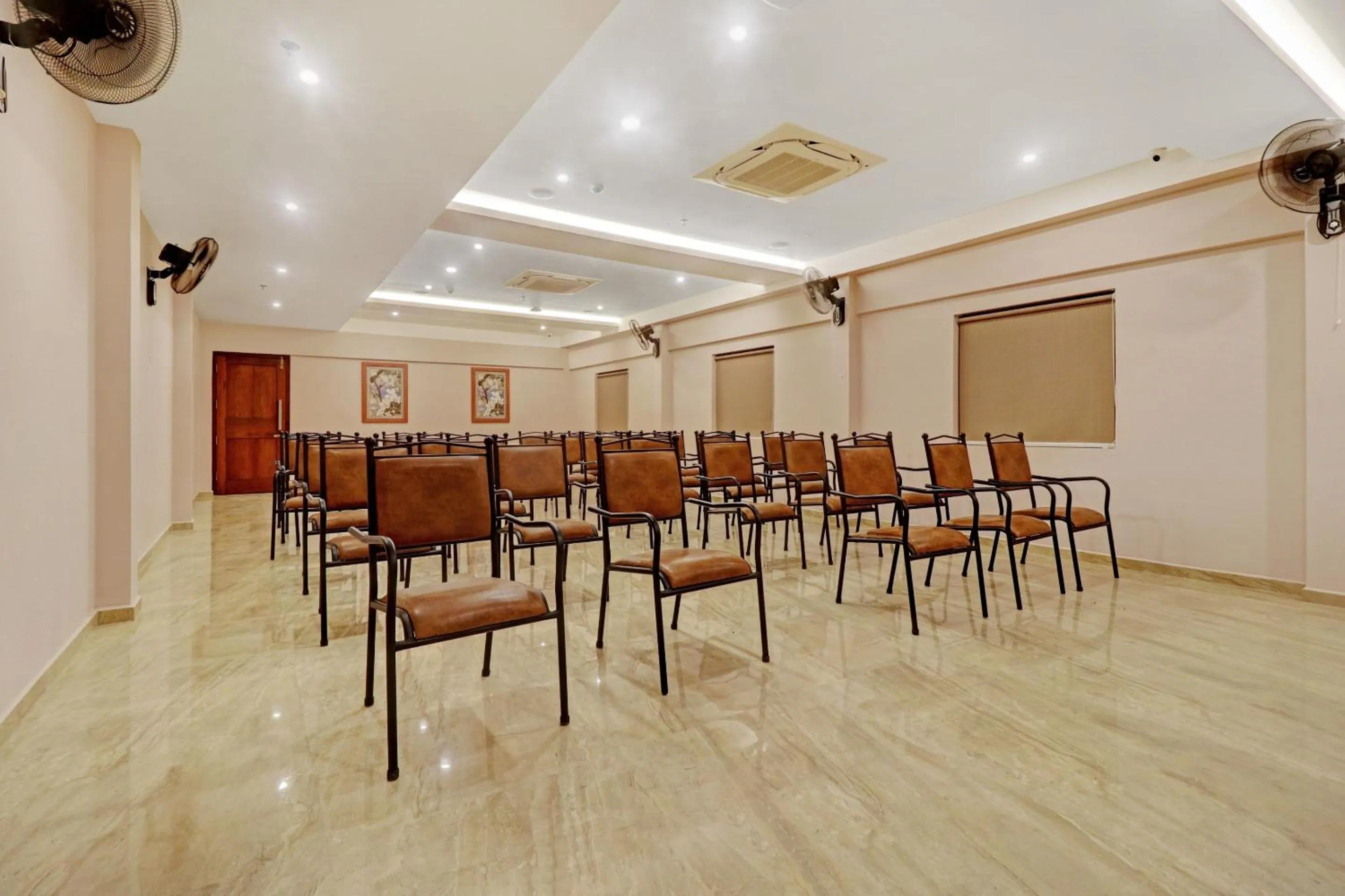 Lobby or reception in Super Townhouse Kizhakkambalam Tourist Home