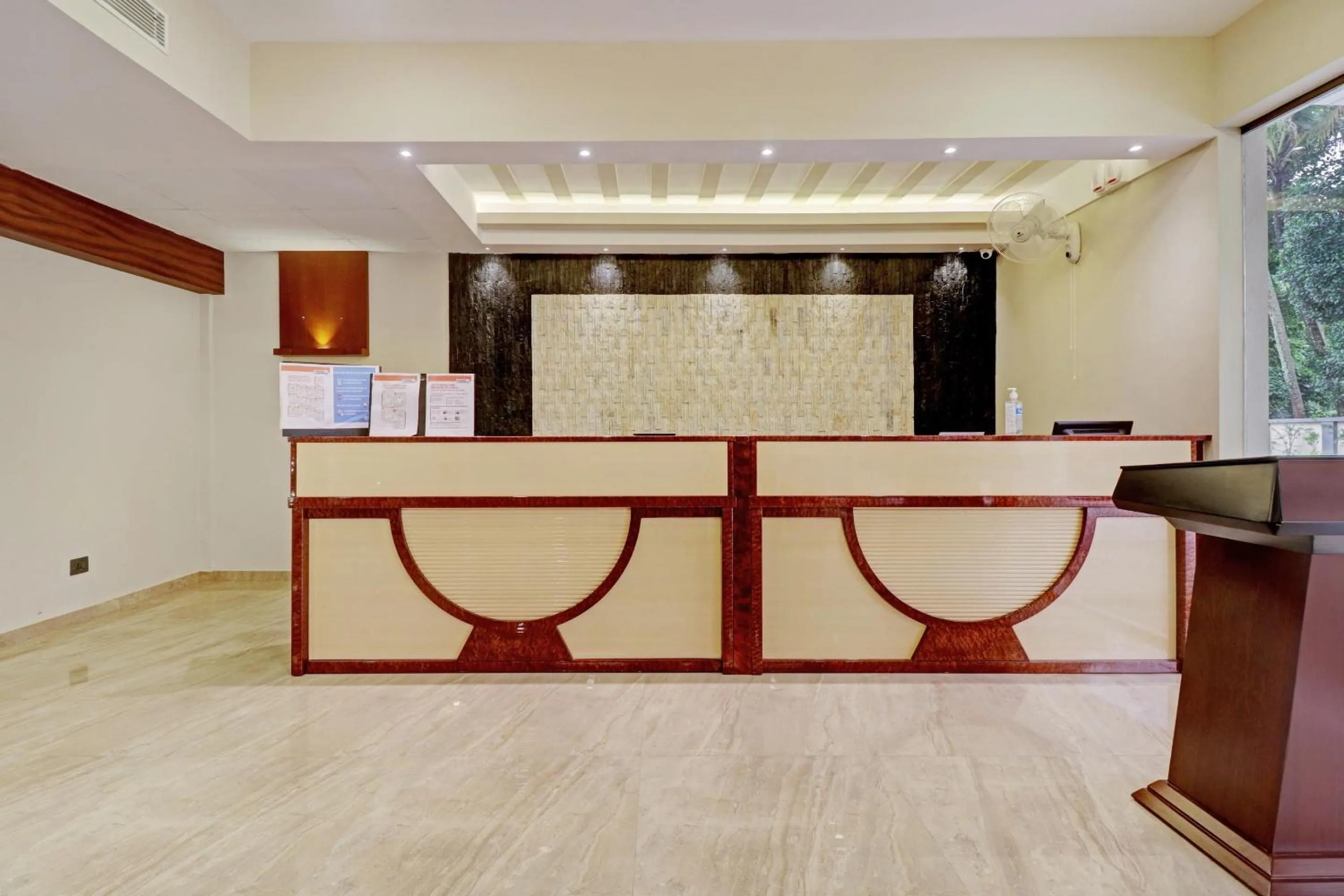 Lobby or reception in Super Townhouse Kizhakkambalam Tourist Home