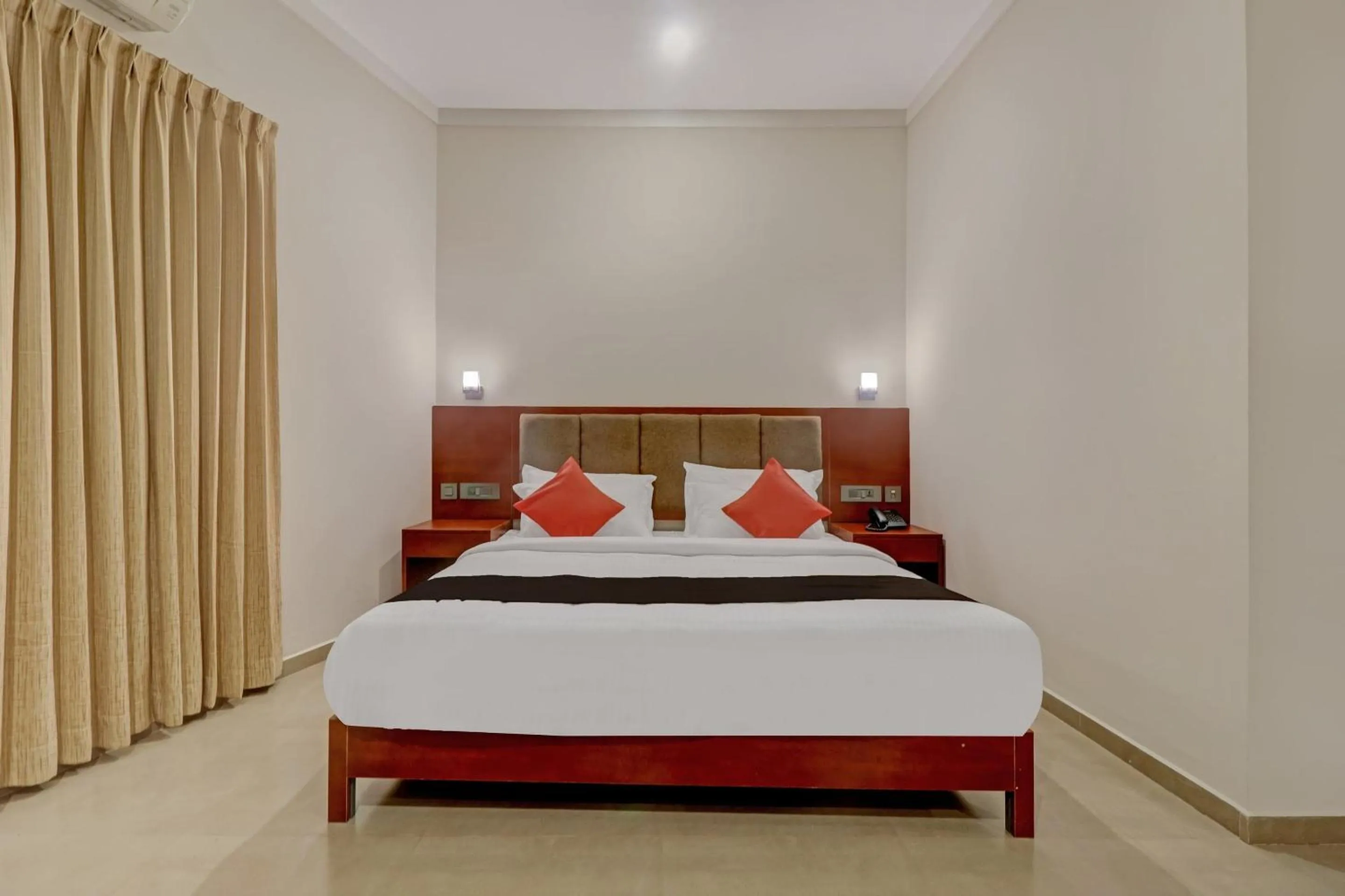 Facade/entrance, Bed in Super Townhouse Kizhakkambalam Tourist Home