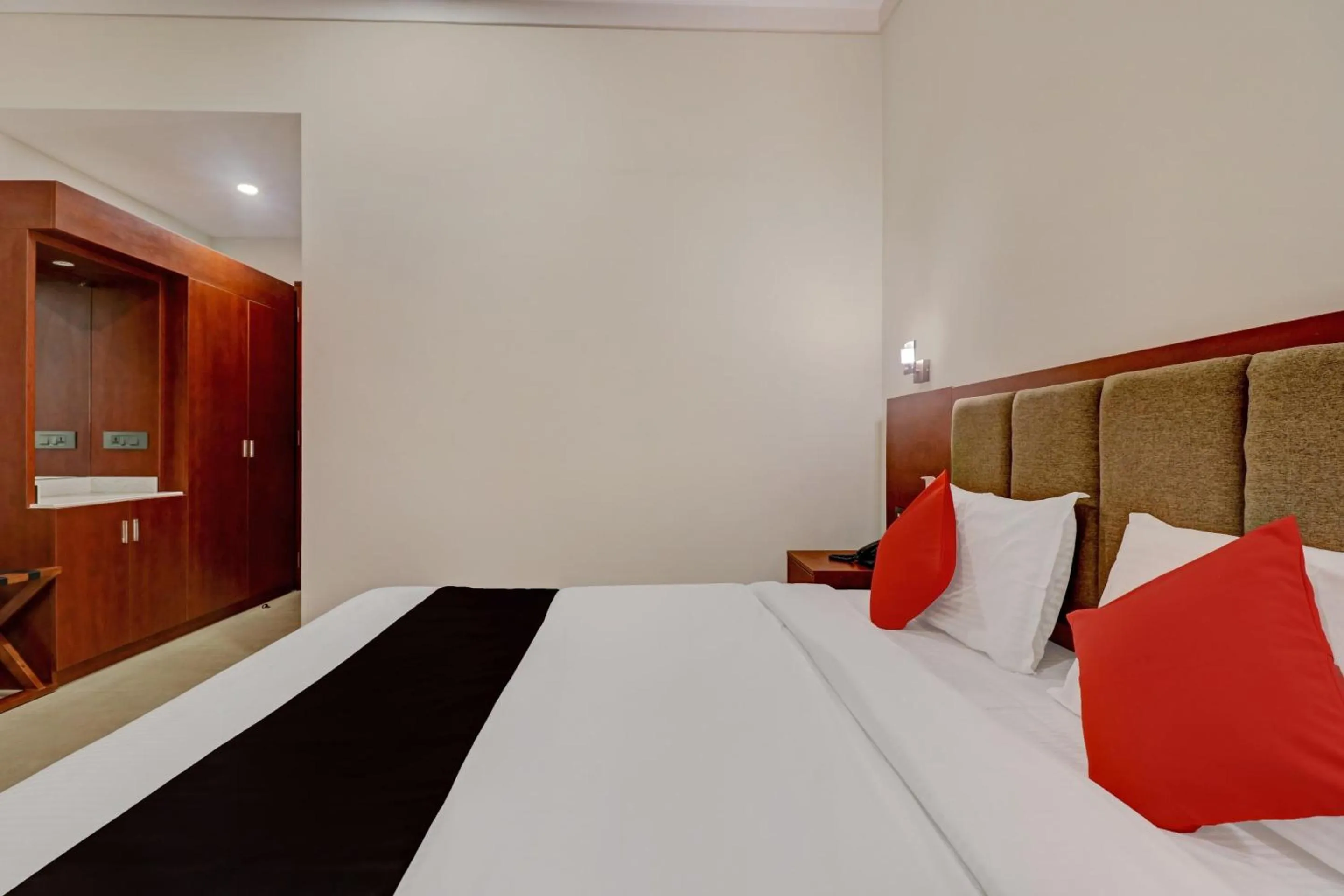 Facade/entrance, Bed in Super Townhouse Kizhakkambalam Tourist Home