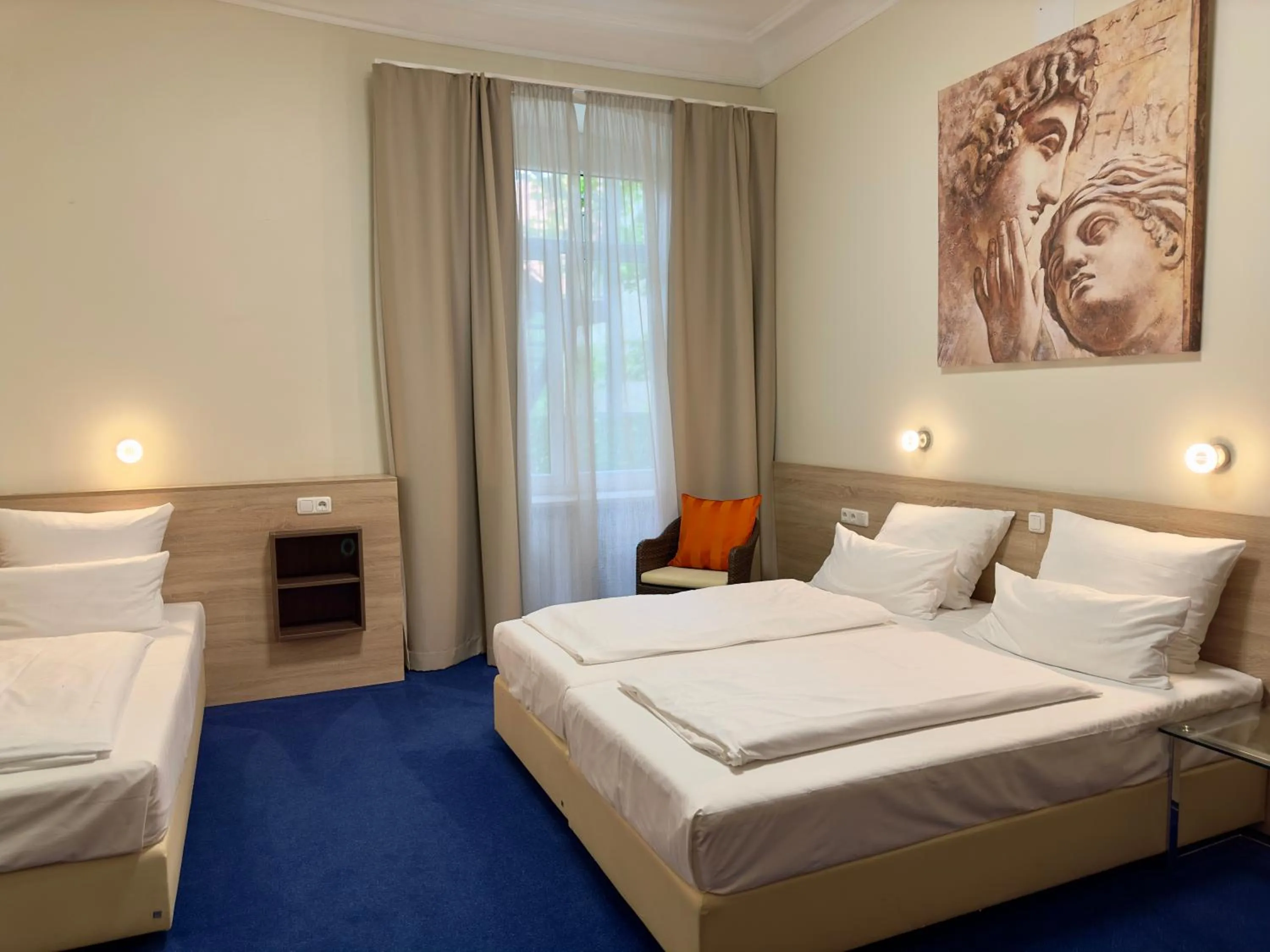 Photo of the whole room, Bed in Hotel Central