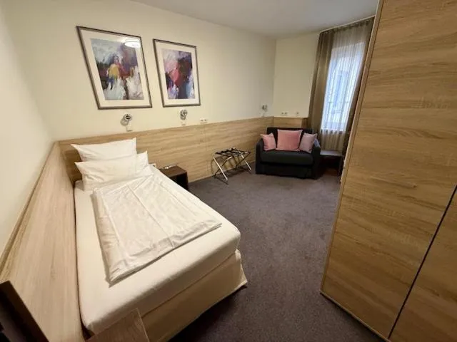 Photo of the whole room, Bed in Hotel Central