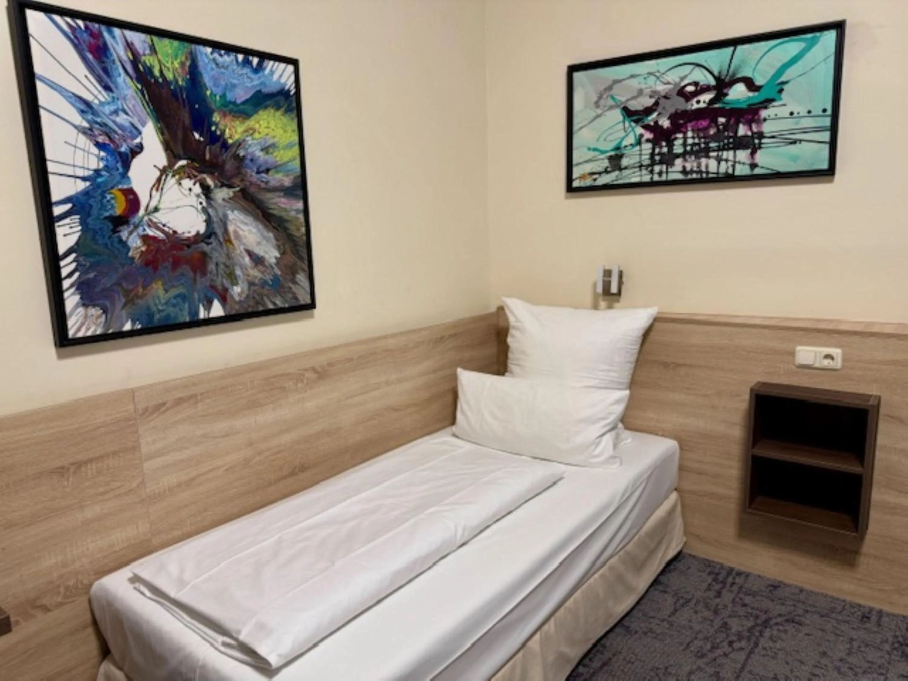 Photo of the whole room, Bed in Hotel Central