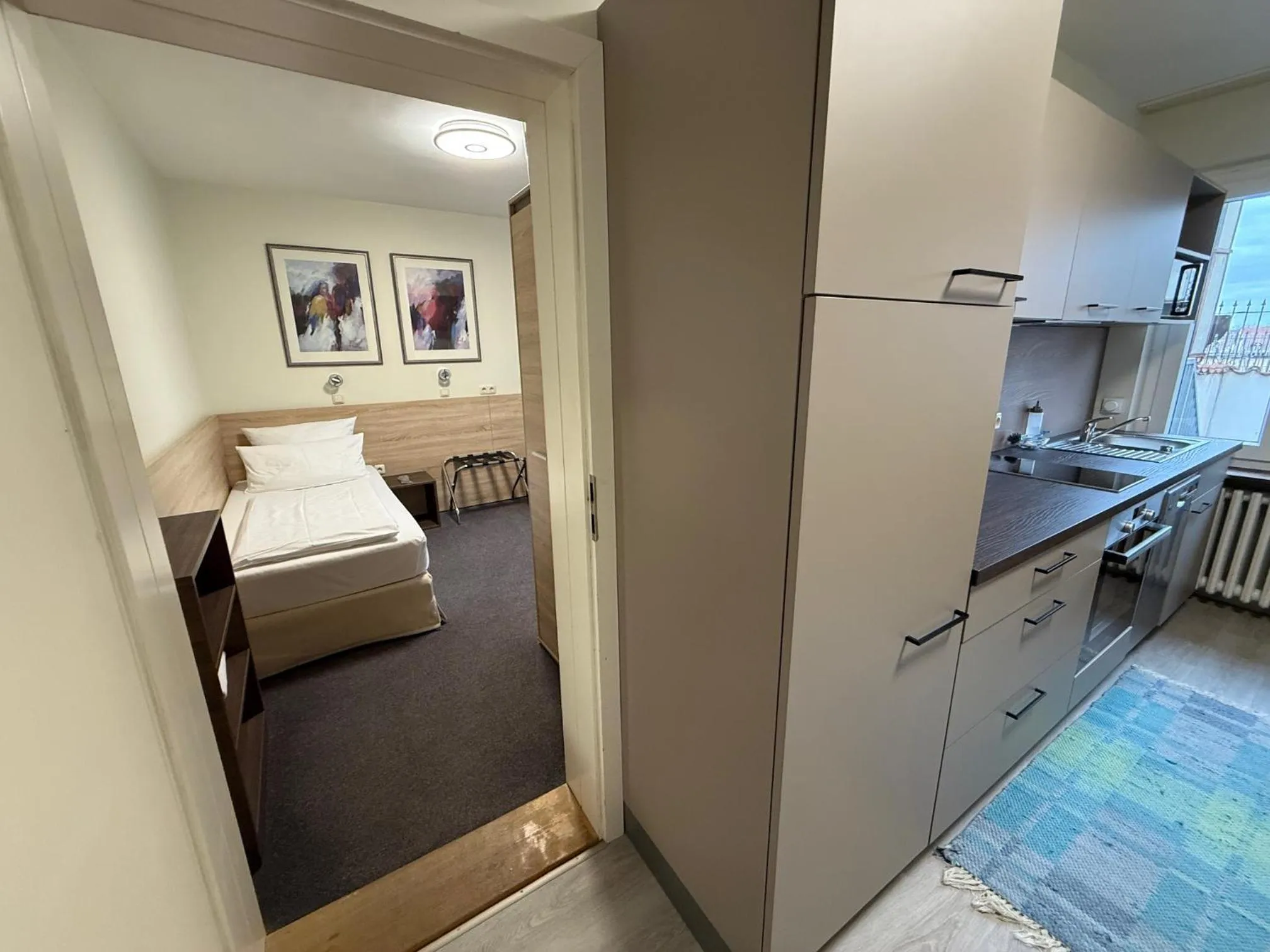 Kitchen or kitchenette, Bed in Hotel Central