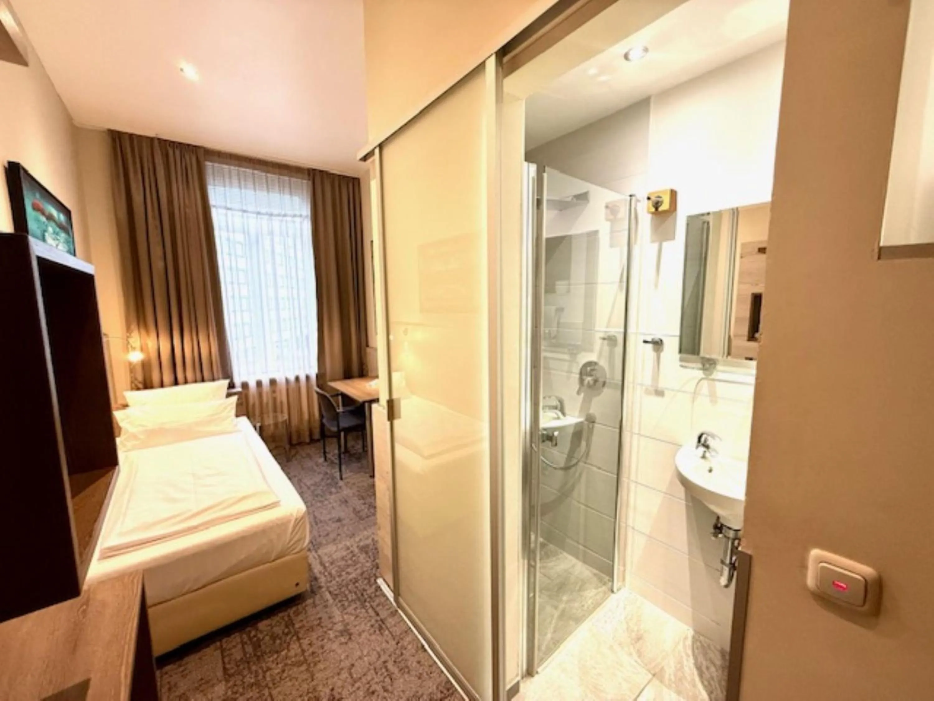 Photo of the whole room, Bed in Hotel Central