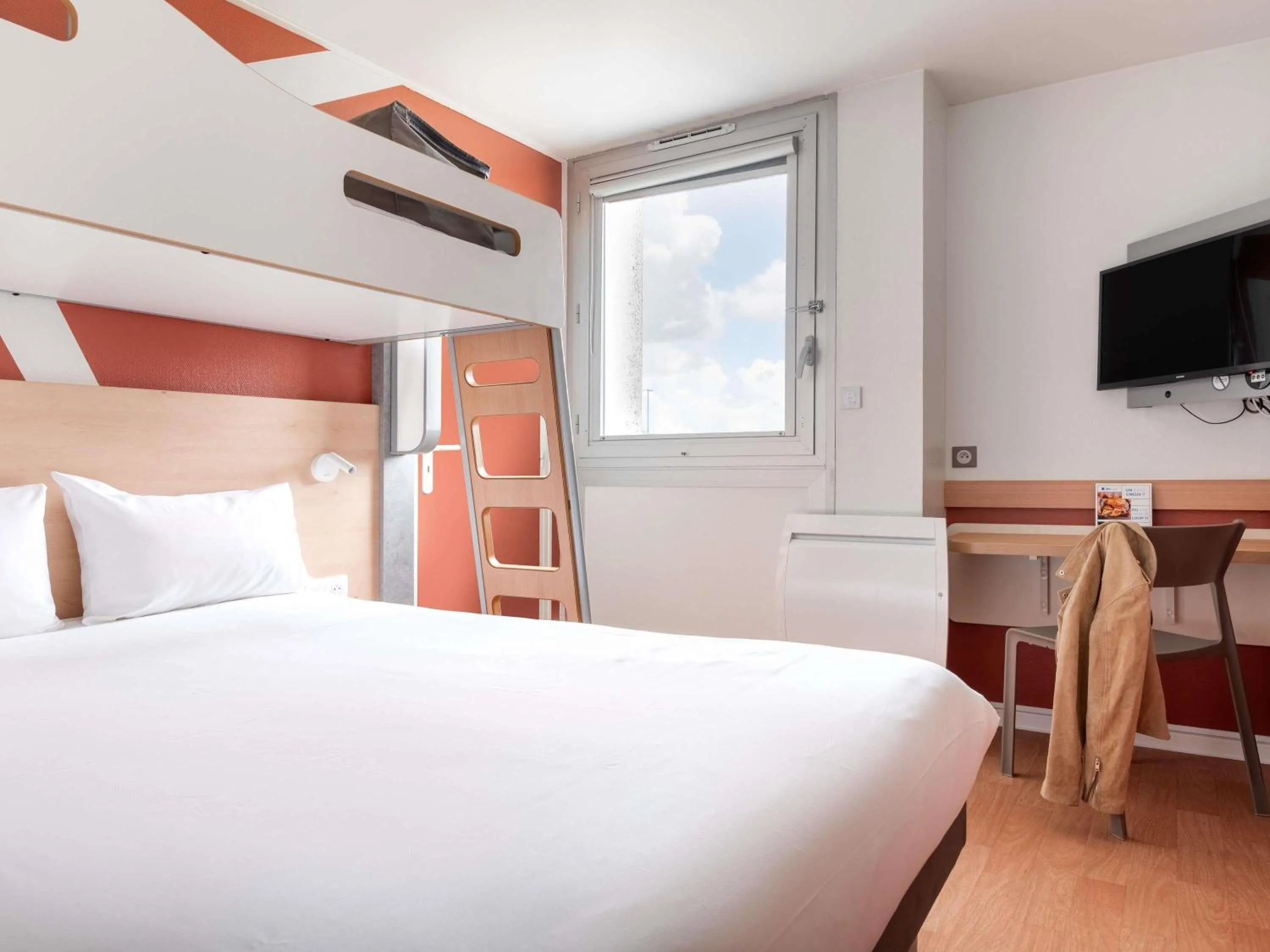 Bedroom, Bed in ibis budget Caen Mondeville
