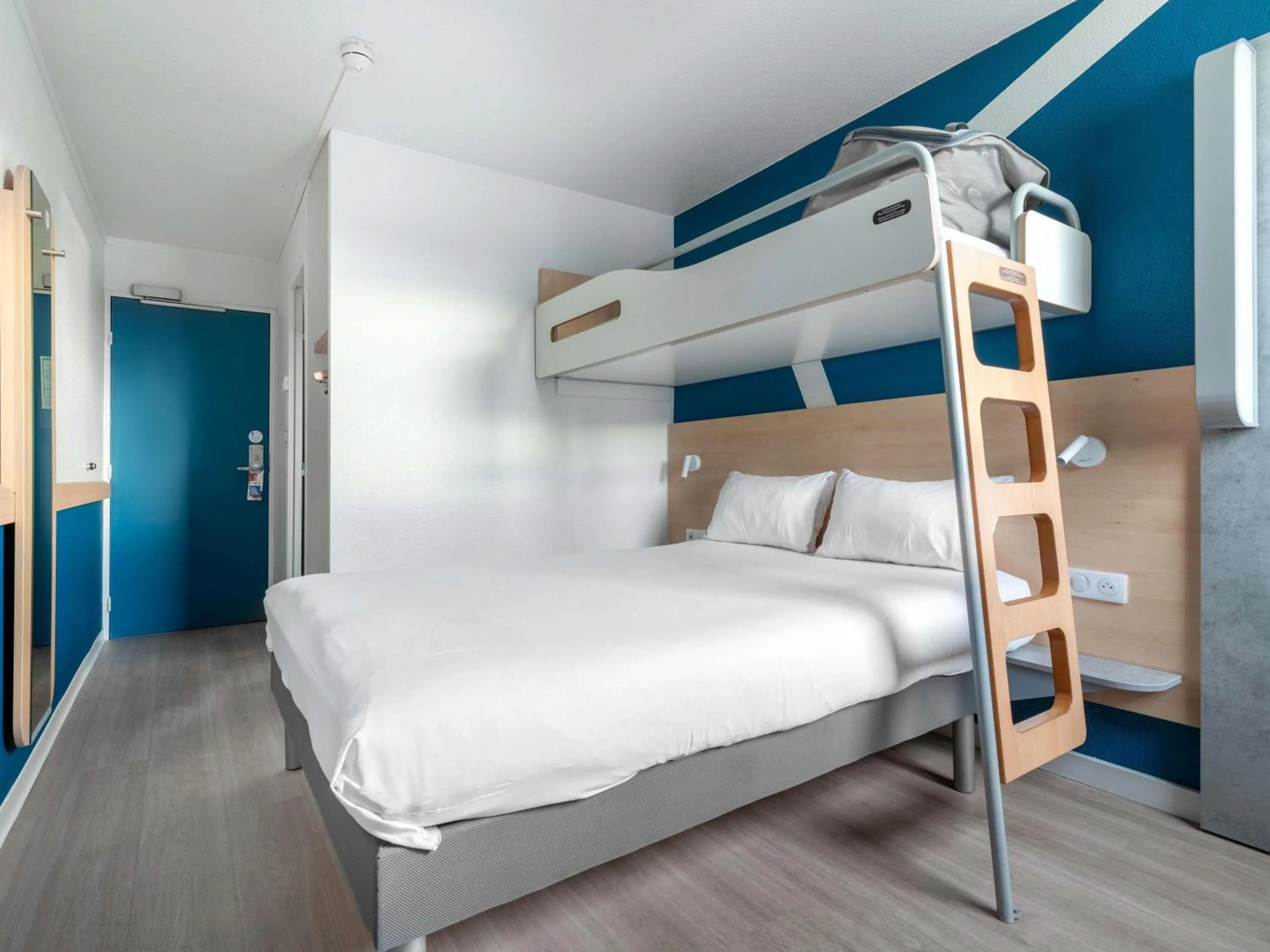 Bedroom, Bed in ibis budget Caen Mondeville