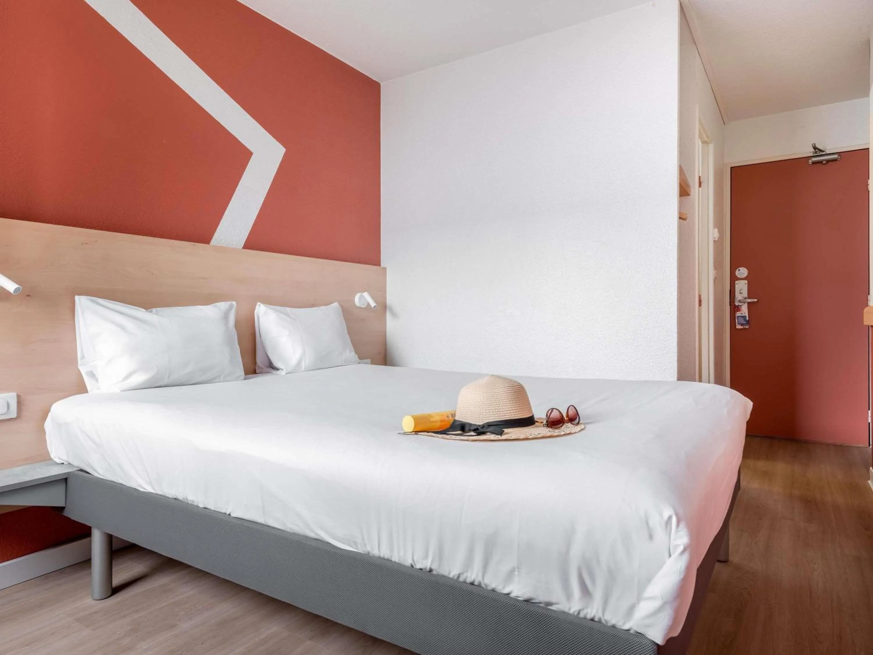 Bedroom, Bed in ibis budget Caen Mondeville