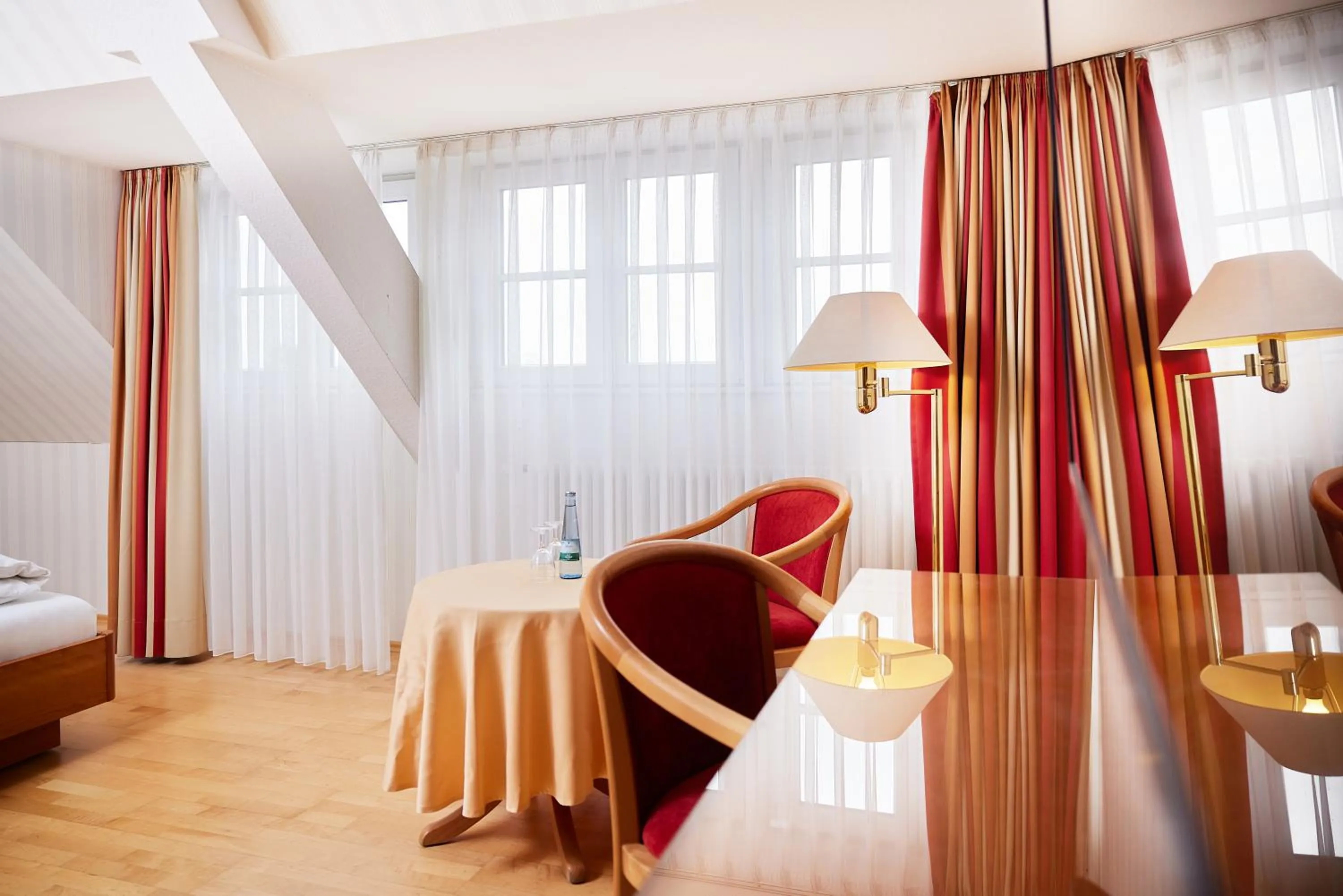 Seating area, Bed in Hotel Zum Schiff