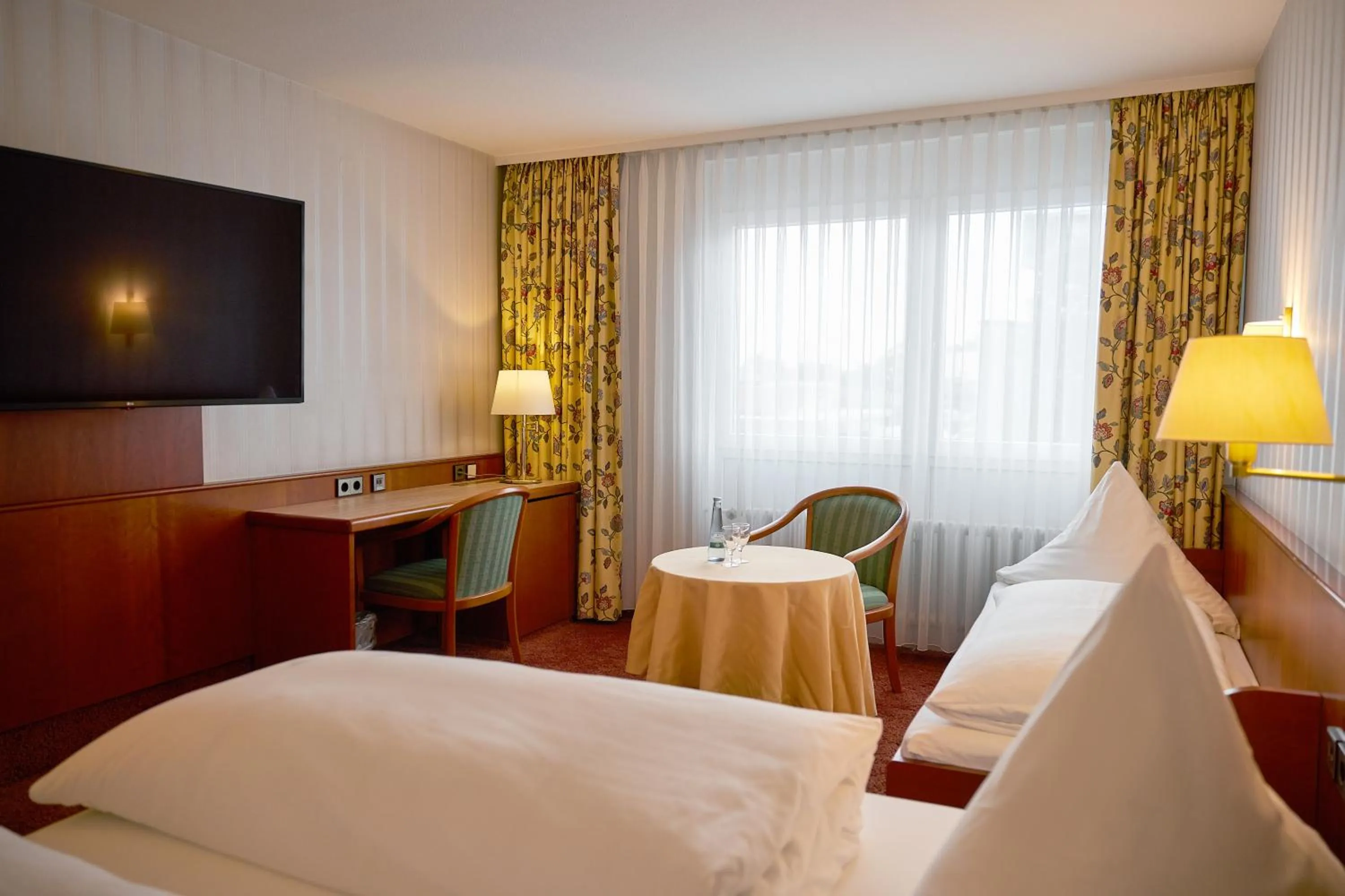 Seating area, Bed in Hotel Zum Schiff