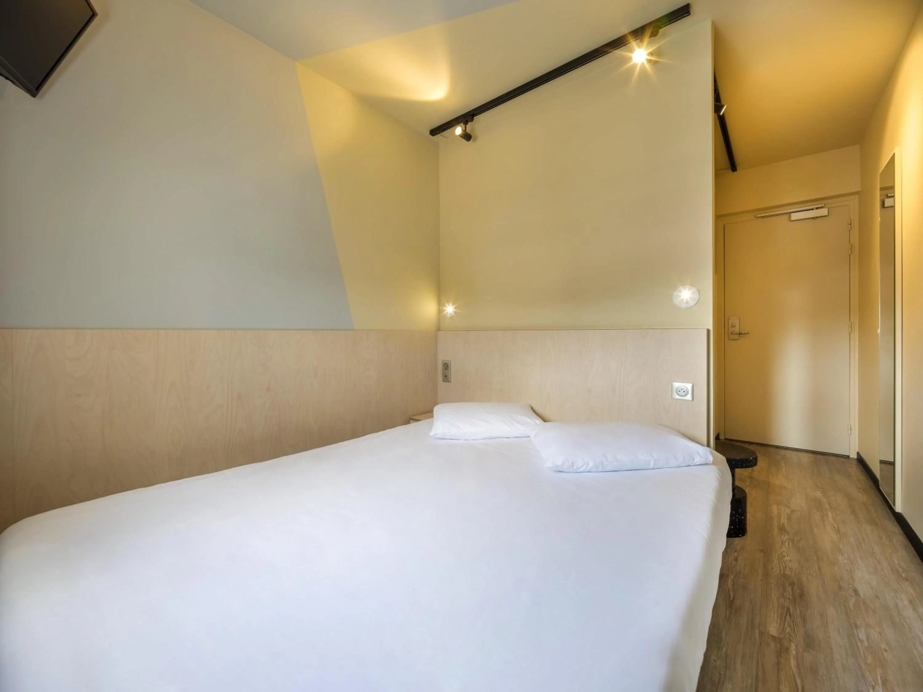 Bedroom, Bed in ibis budget Forbach Centre