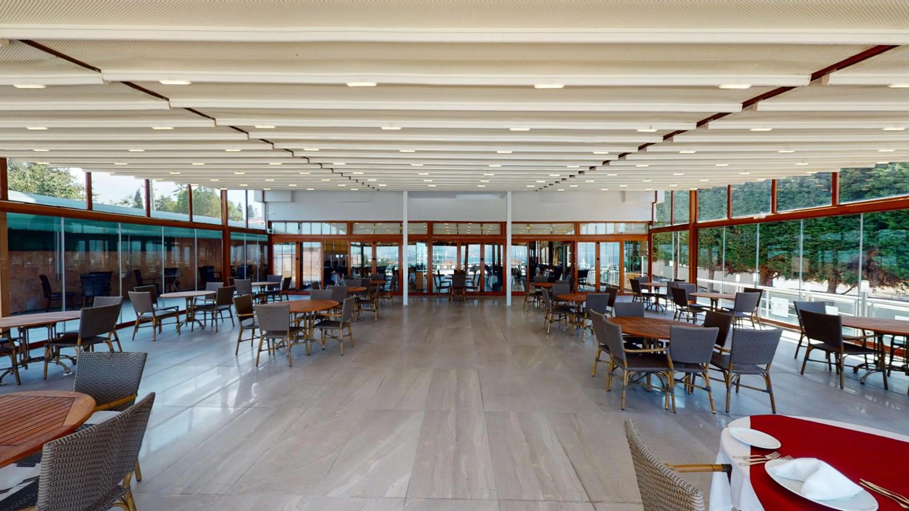 Restaurant/places to eat in DOUBLE ROYAL HOTEL