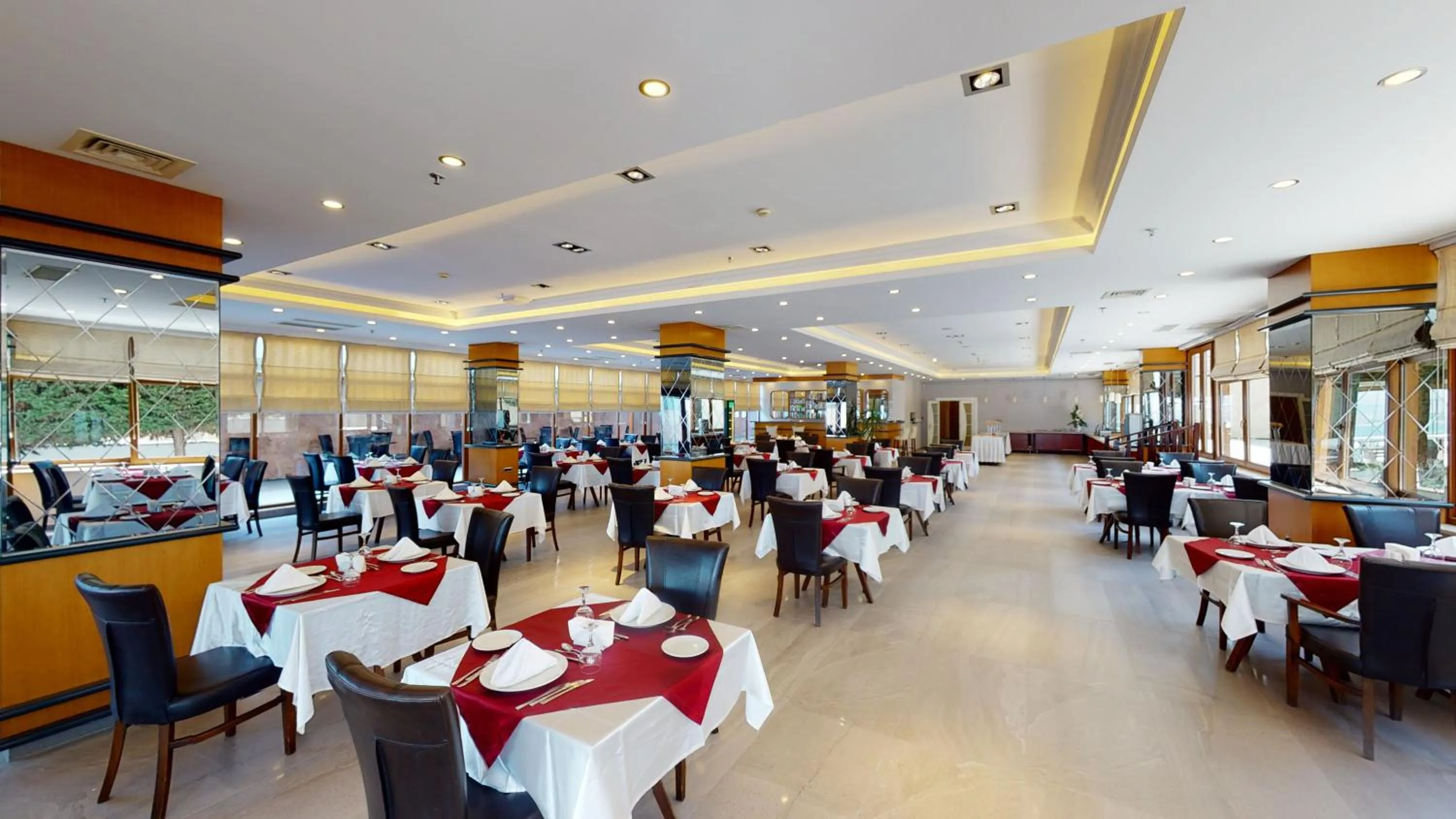 Restaurant/places to eat in DOUBLE ROYAL HOTEL