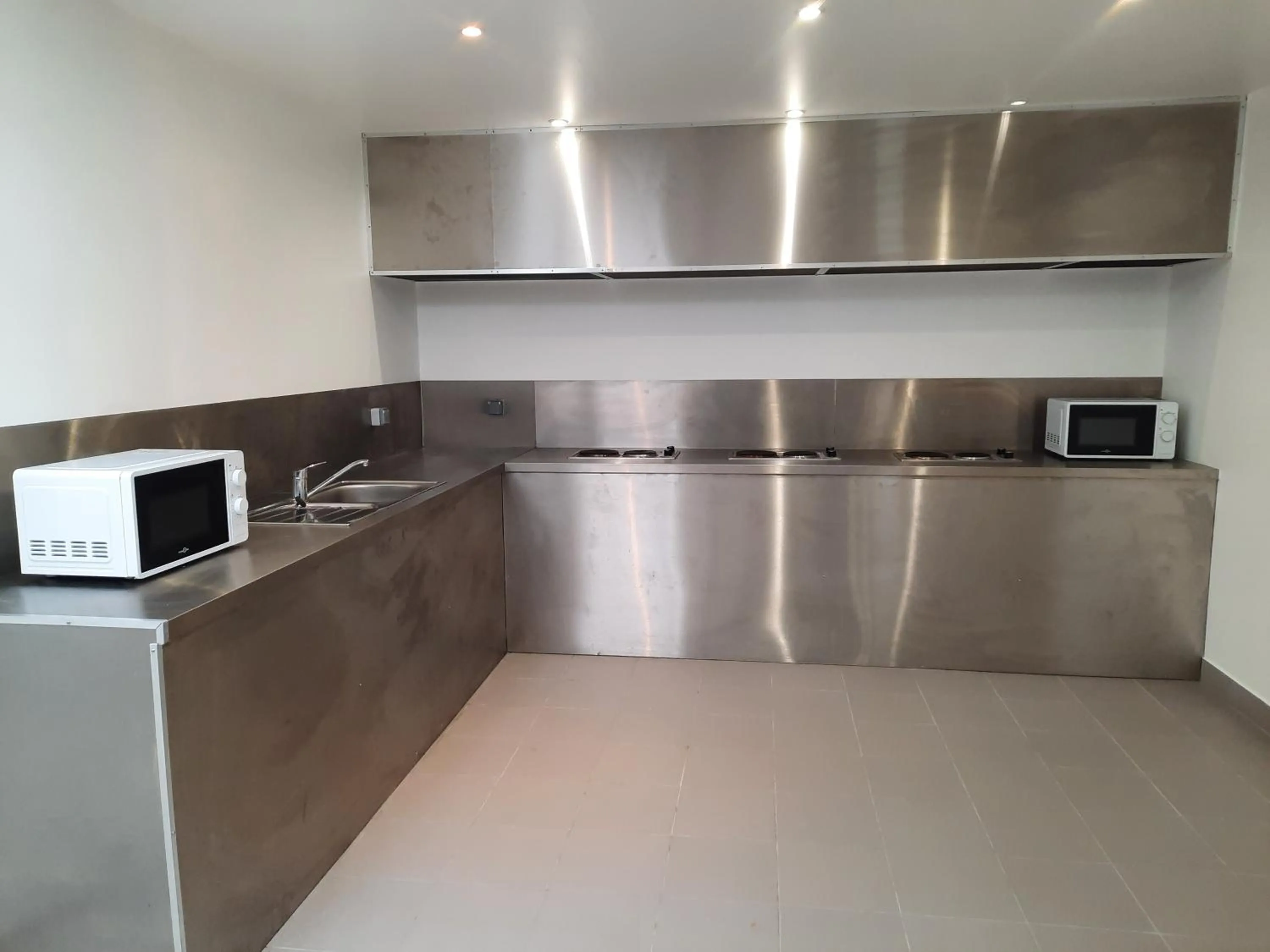 Communal kitchen in Kyriad Direct Caen Nord Memorial