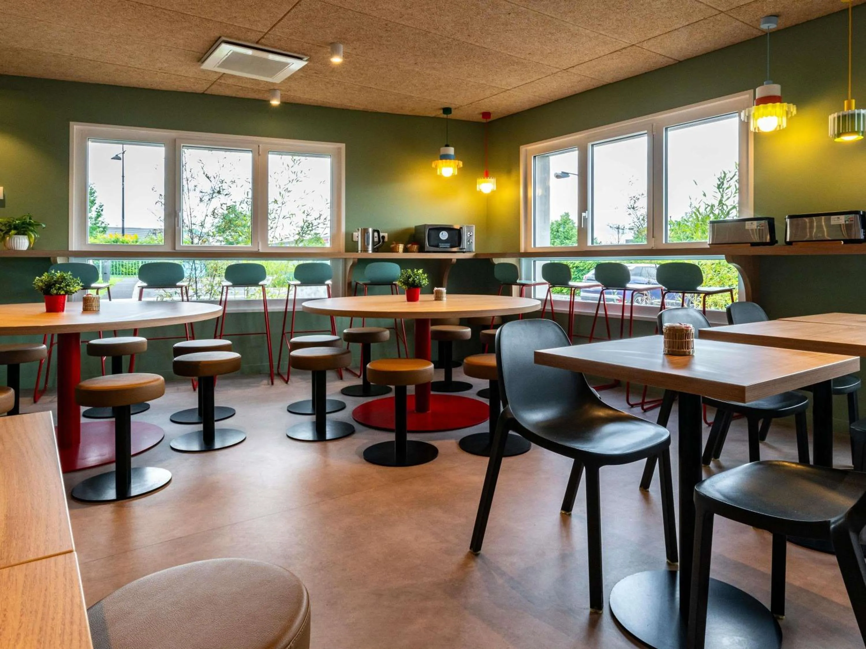 Seating area in ibis budget Reims Thillois