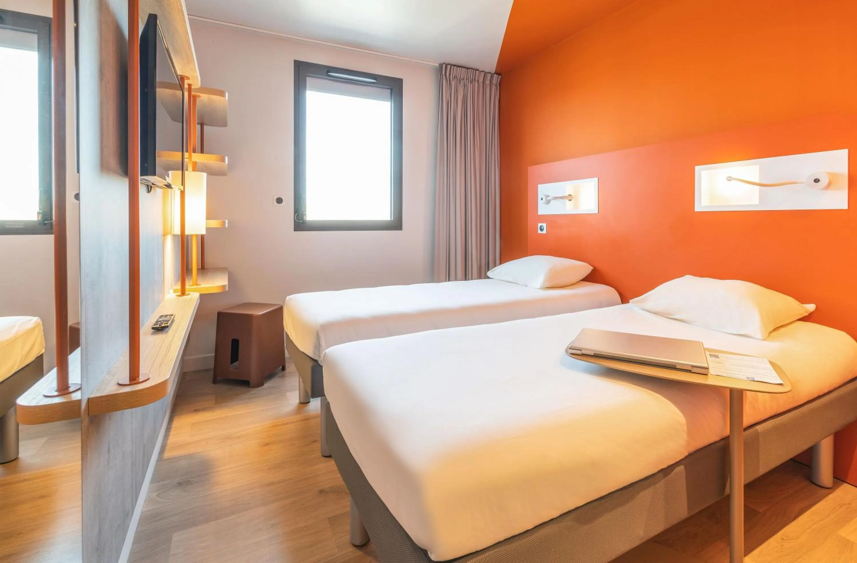 Bedroom, Bed in ibis budget Reims Thillois