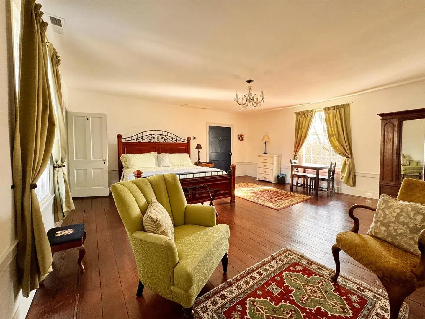 Deluxe King Room in The Sunnyside Sisters Bed and Breakfast Deluxe King Room in The Sunnyside Sisters Bed and Breakfast