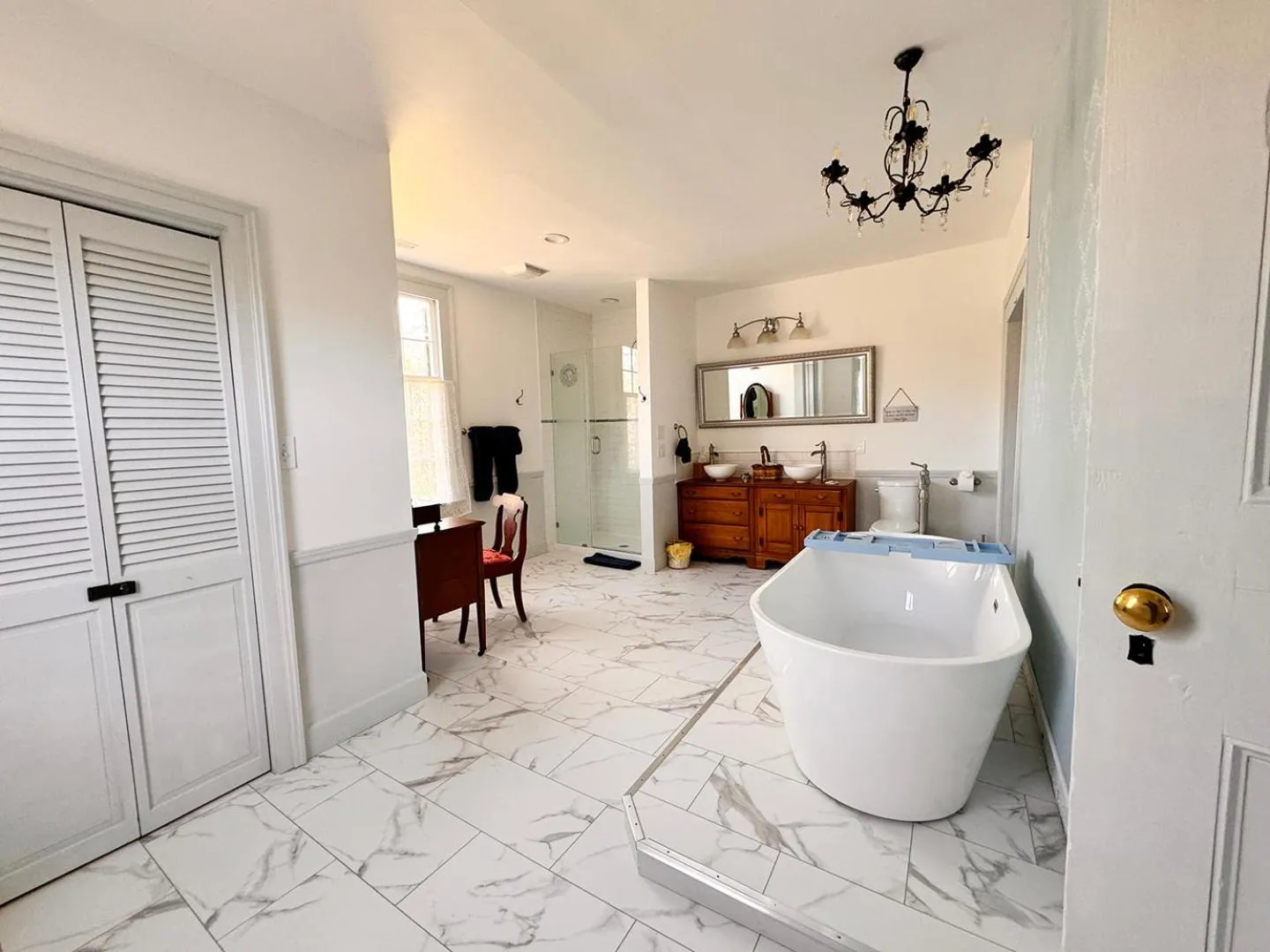 Bathroom in The Sunnyside Sisters Bed and Breakfast