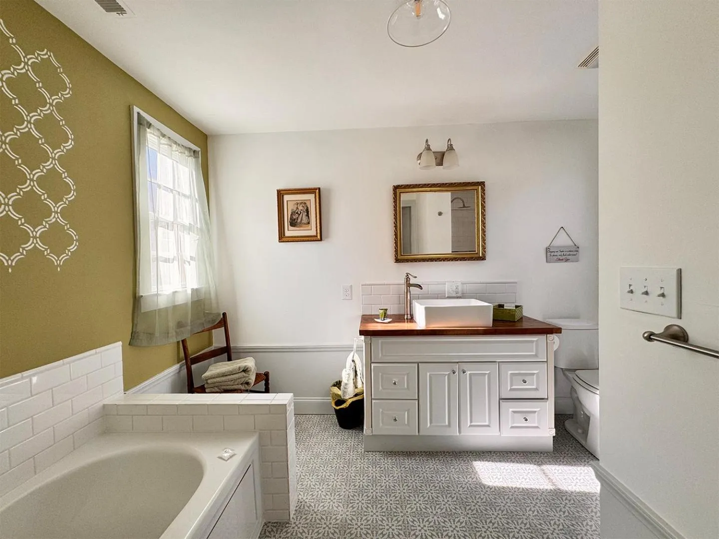 Bathroom in The Sunnyside Sisters Bed and Breakfast