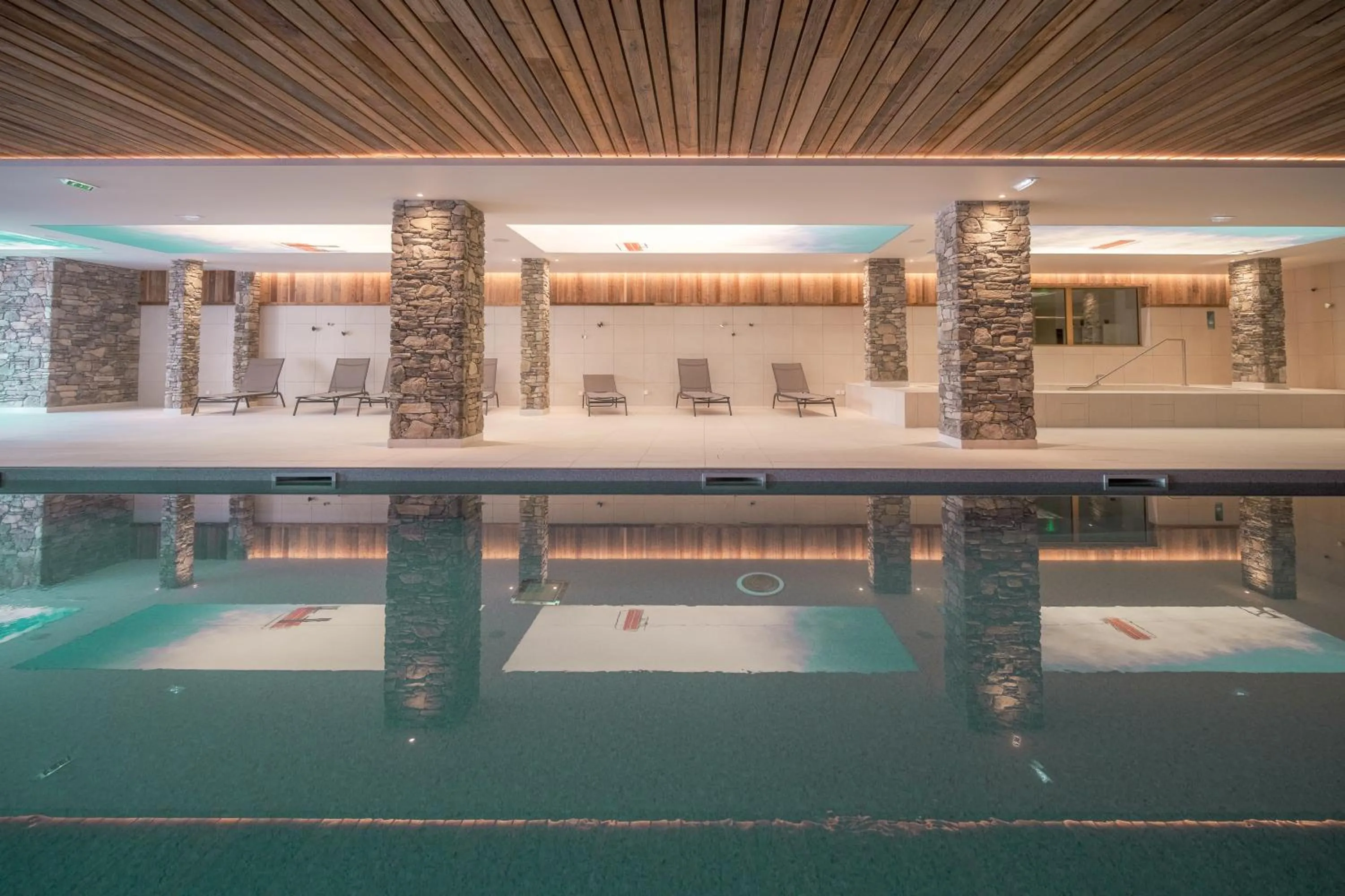 Swimming pool in Sky La Rosière by Alpapart