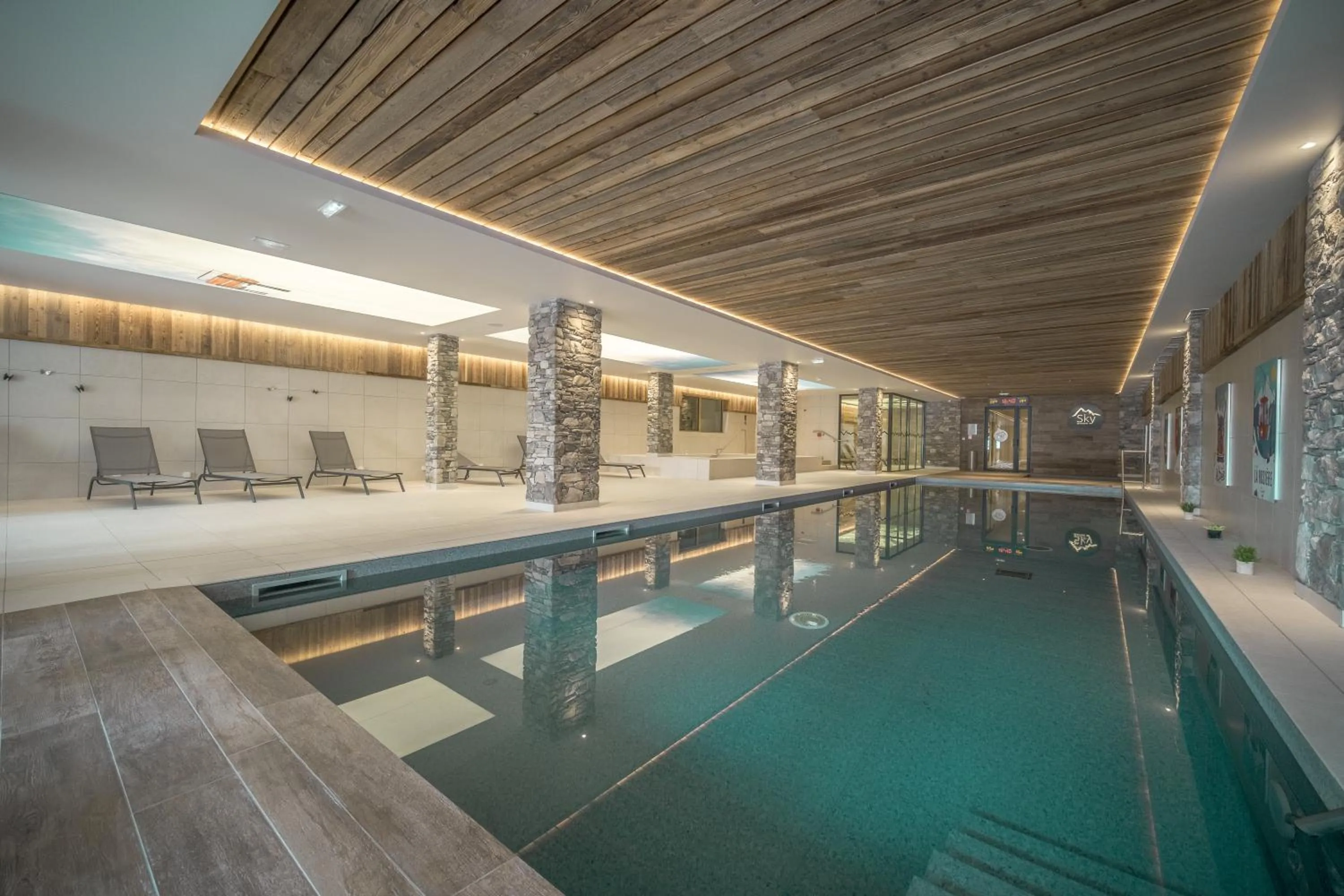 Swimming pool in Sky La Rosière by Alpapart