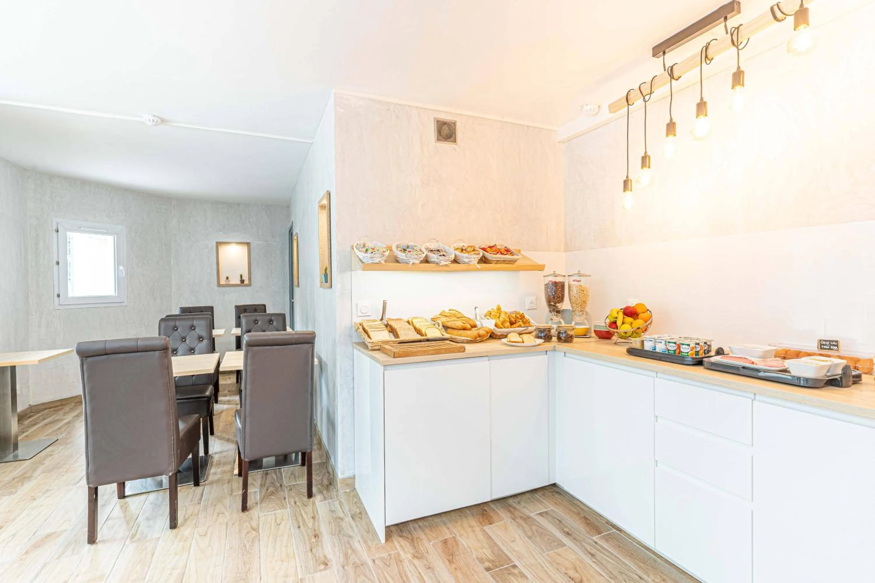 Breakfast in Fasthotel Cleon Rouen Sud