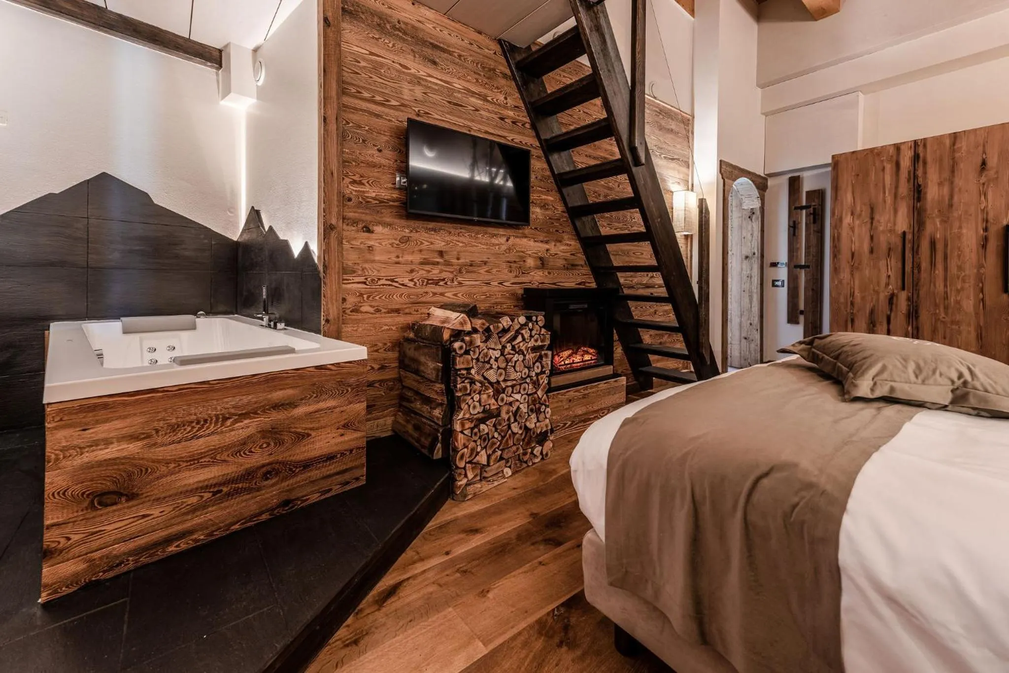 Hot Tub, Bed in CAPANNA PRESENA