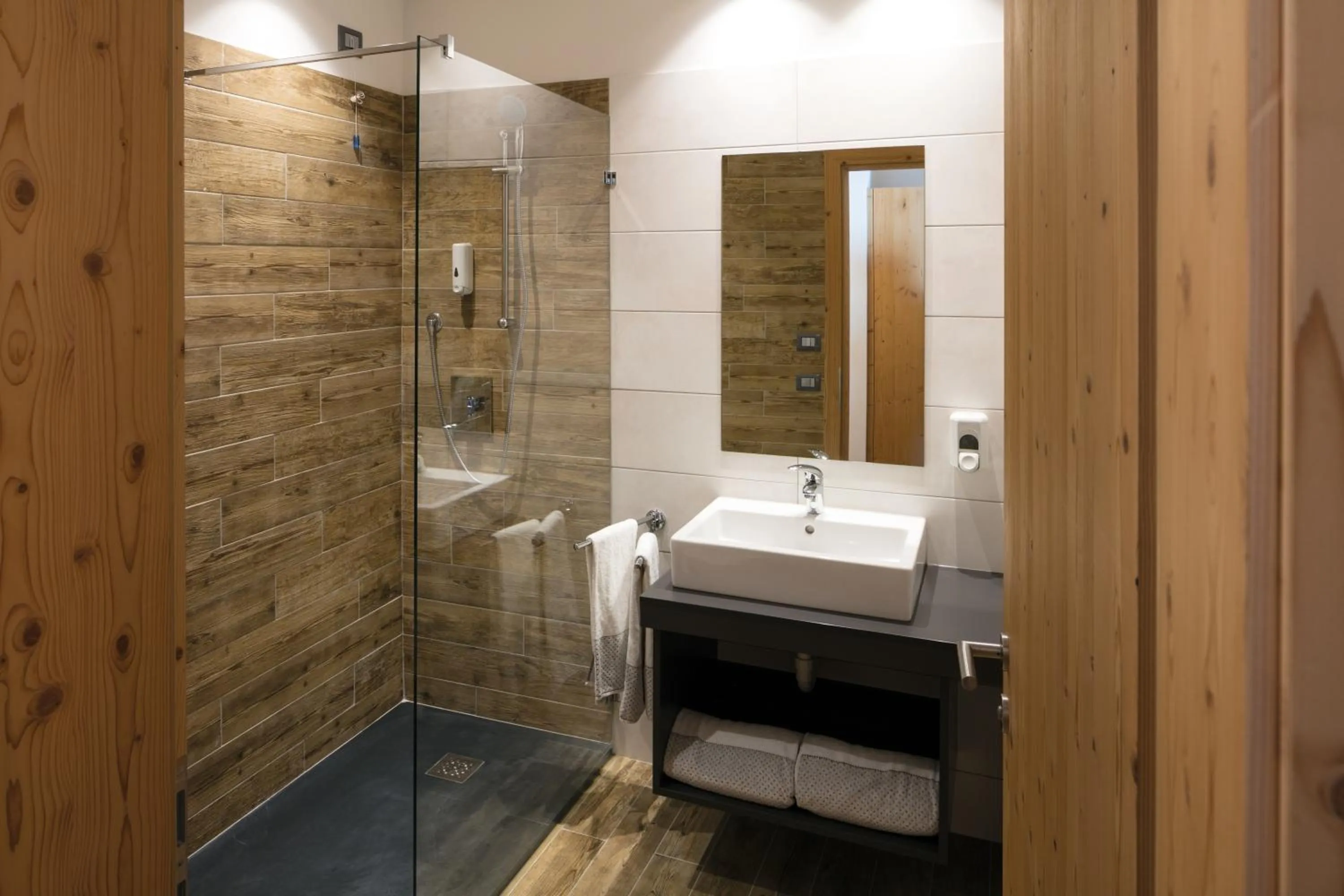 Shower in CAPANNA PRESENA