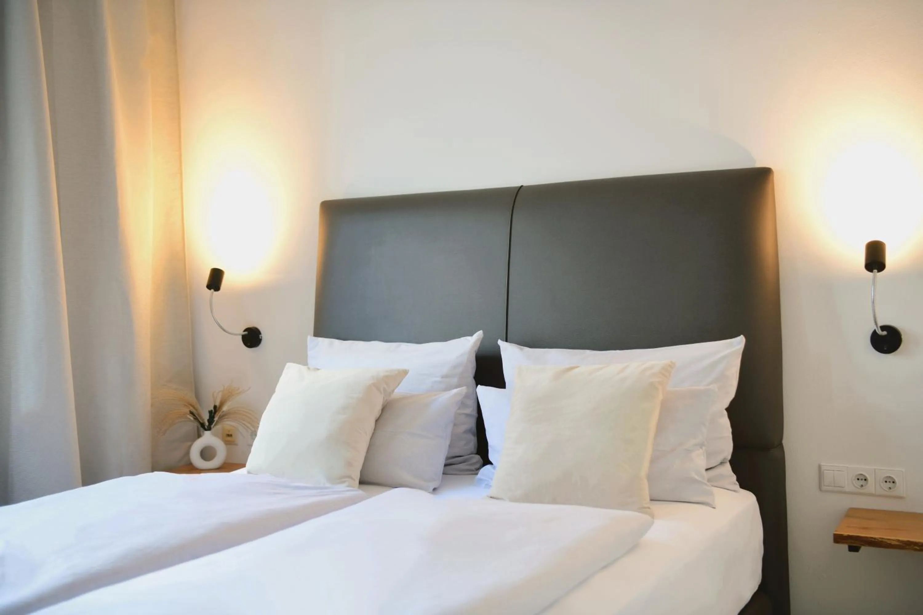 Bedroom, Bed in cantera by Wiegand