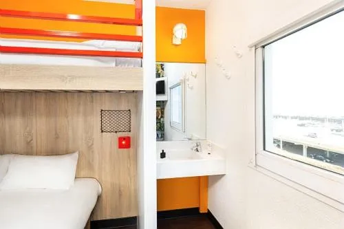 Photo of the whole room, Bed in hotelF1 Compiègne