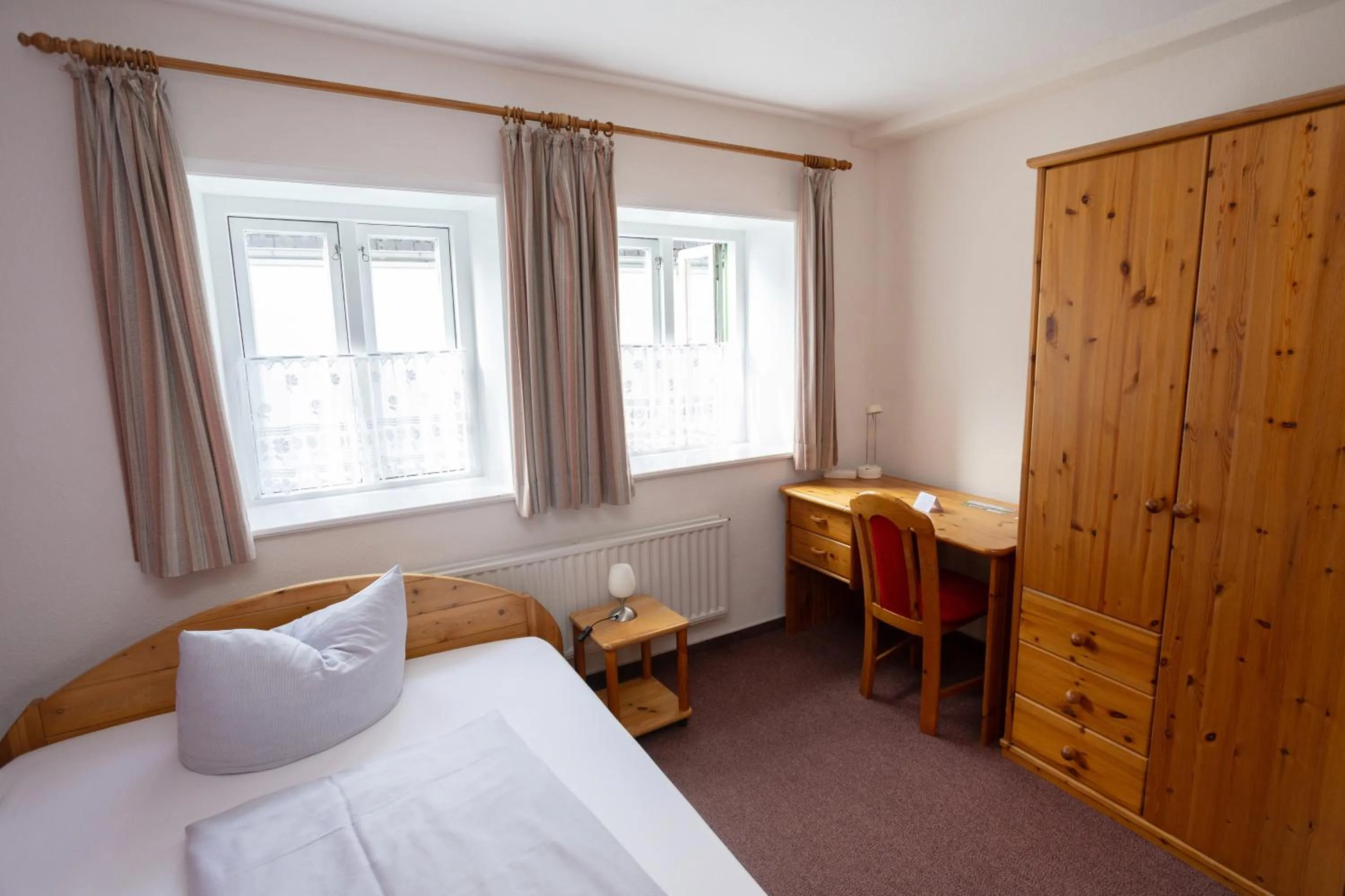 Photo of the whole room, Bed in Hotel Zur Linde