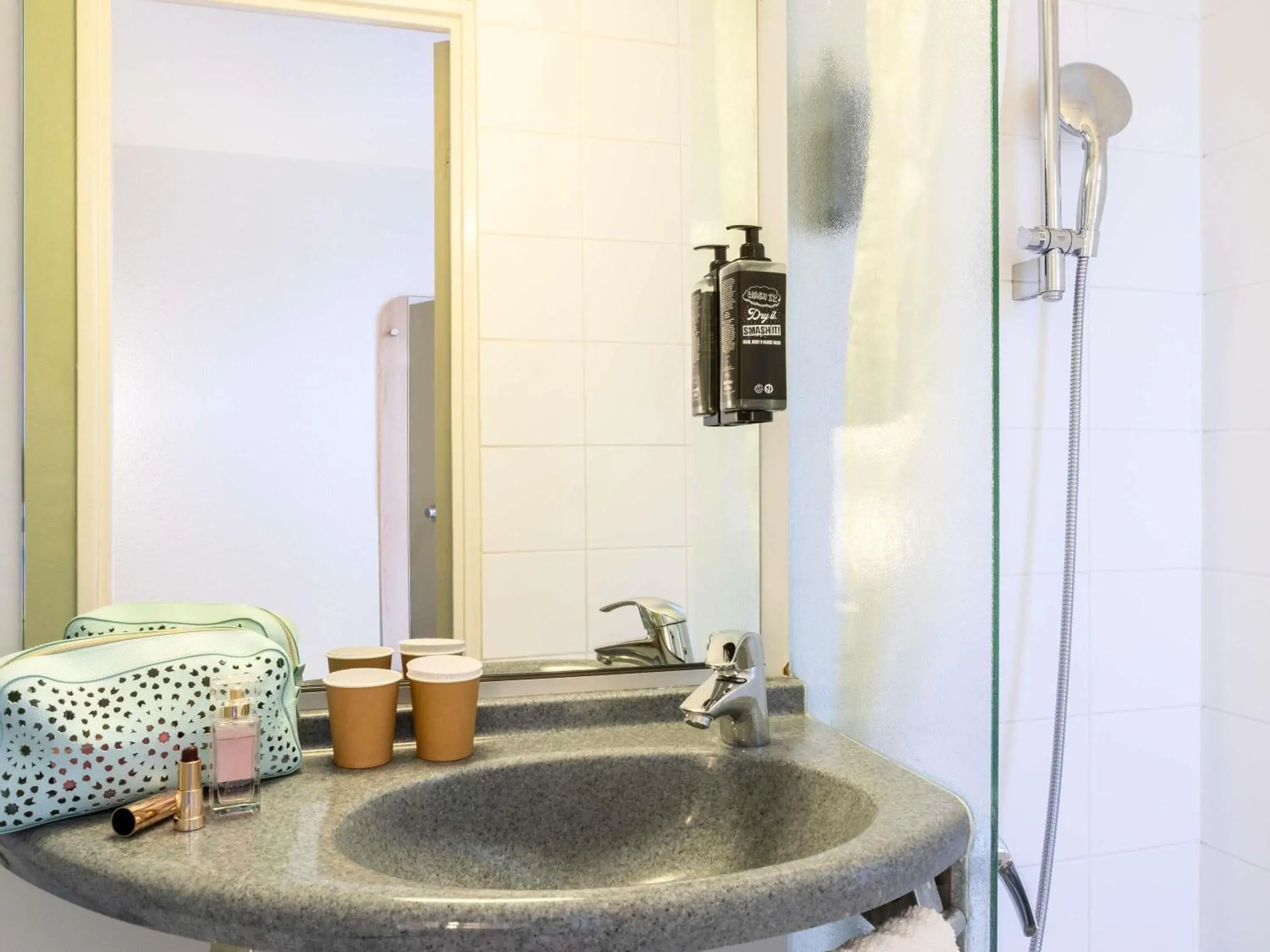 Triple Room with One Double Bed and One Bunk Bed in ibis budget Compiègne Centre-Ville Triple Room with One Double Bed and One Bunk Bed in ibis budget Compiègne Centre-Ville