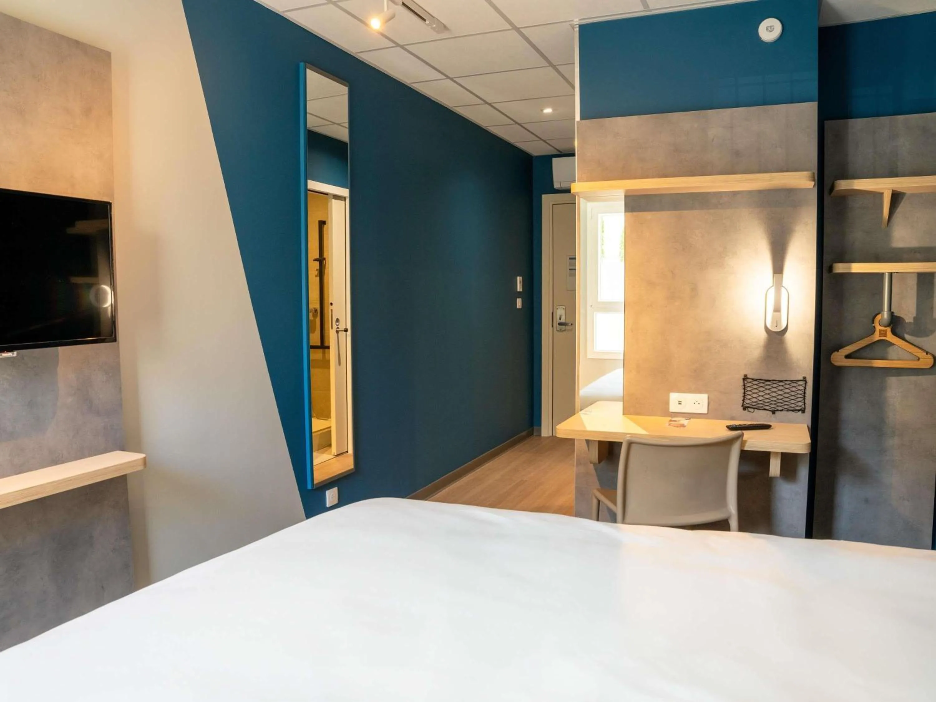 Bedroom, Bed in ibis budget Compiègne Centre-Ville