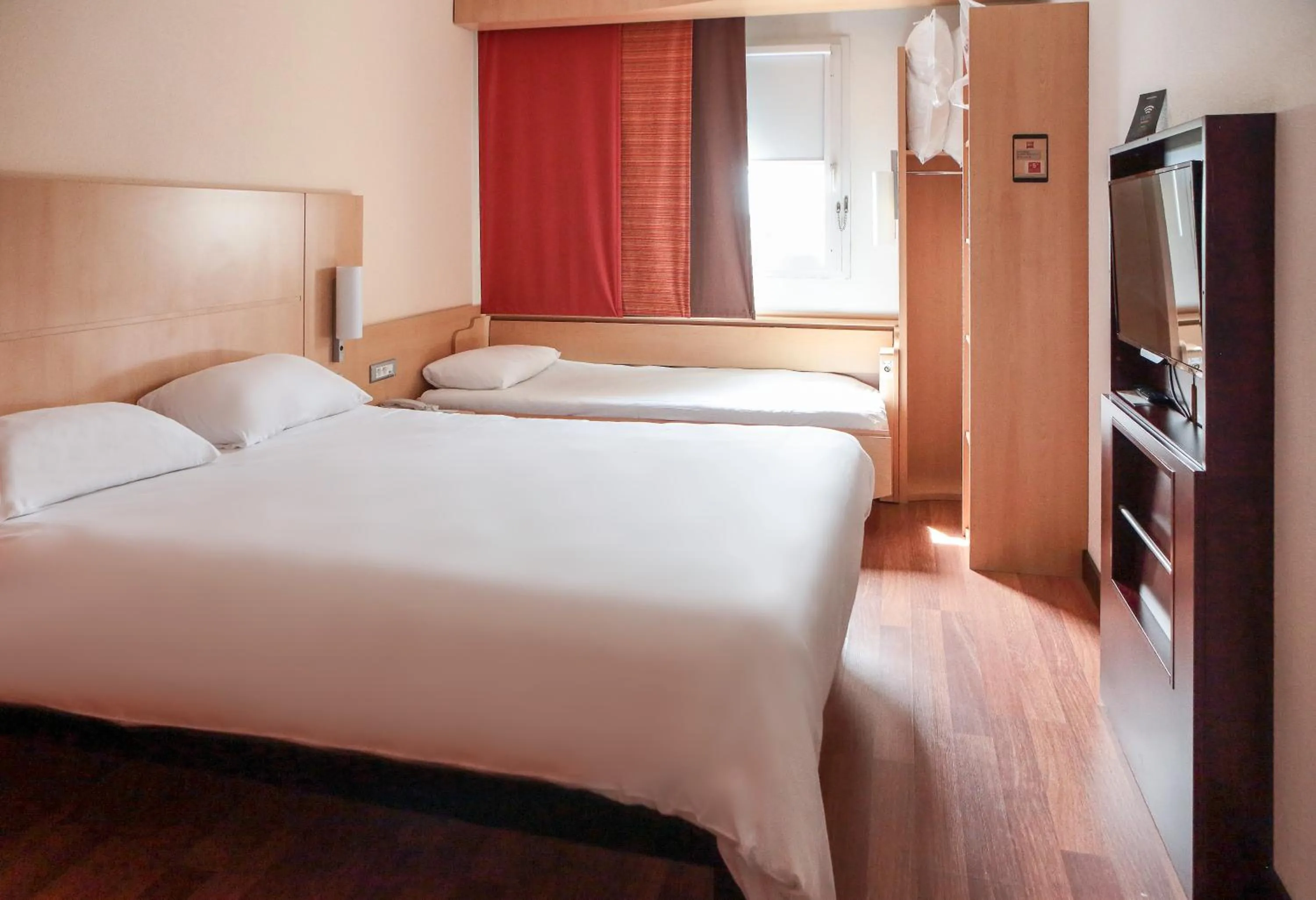 Bathroom, Bed in ibis Beauvais Aéroport