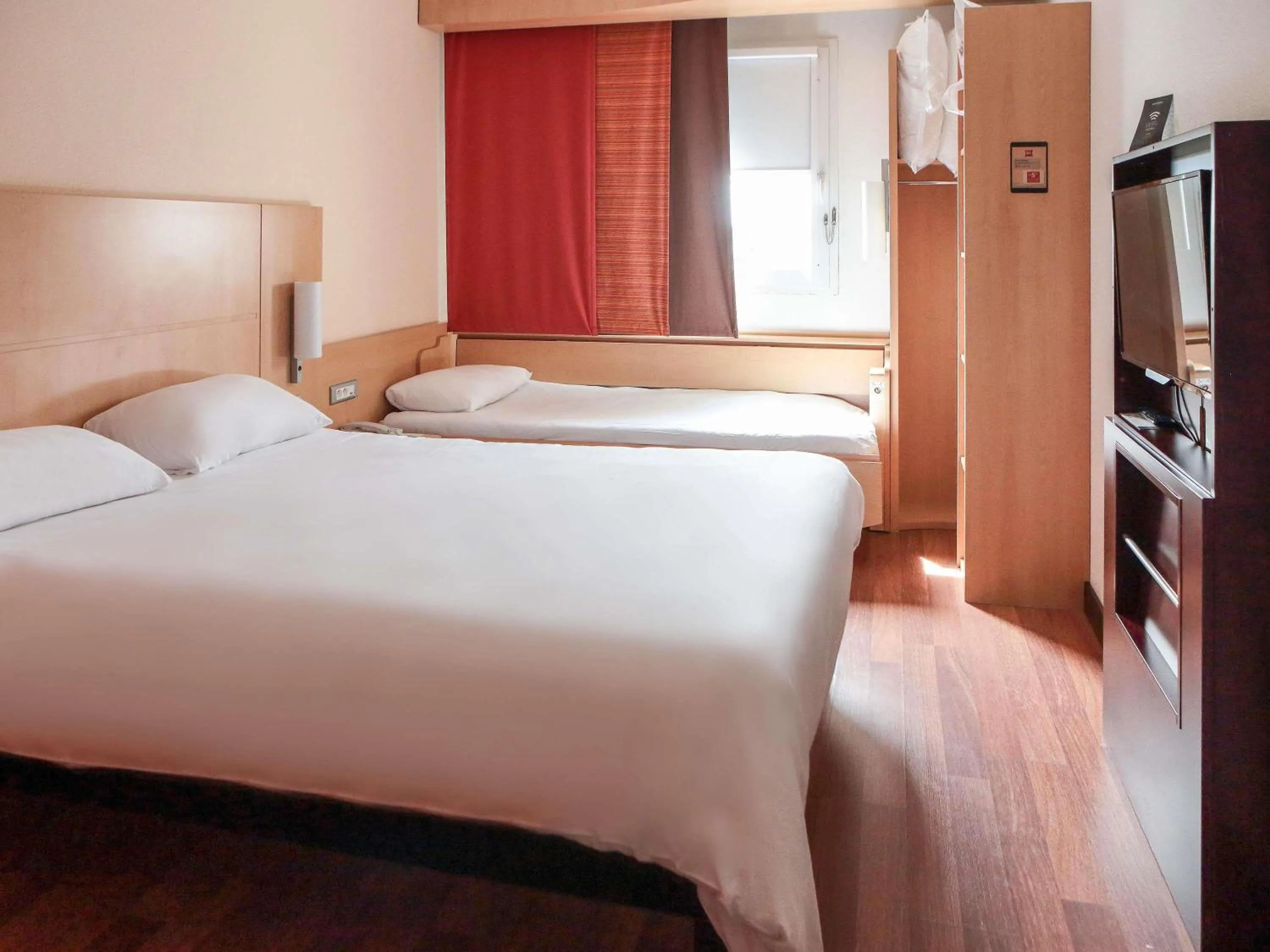 Bedroom, Bed in ibis Beauvais Aéroport