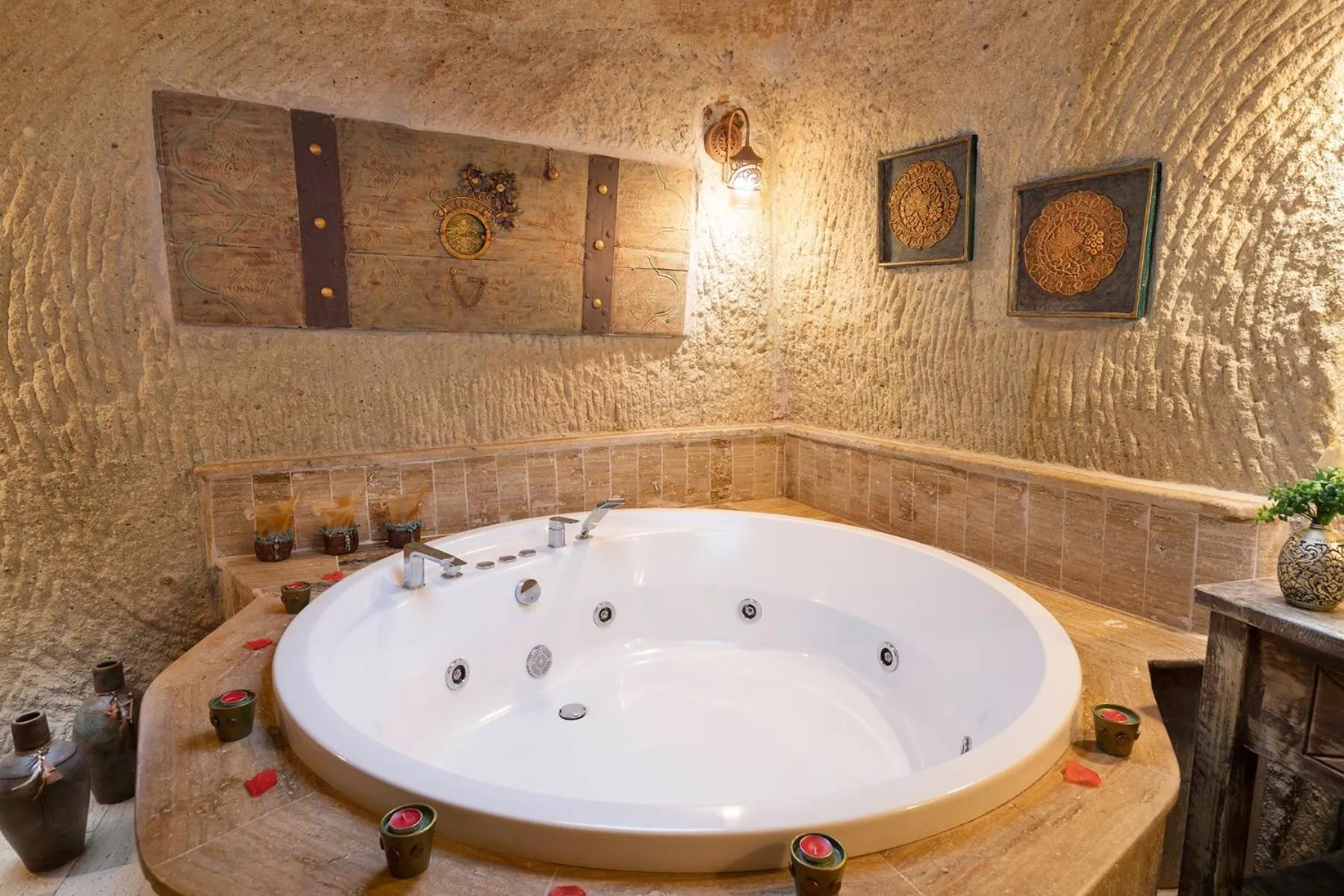 Hot Tub in Elysion Cave Suites