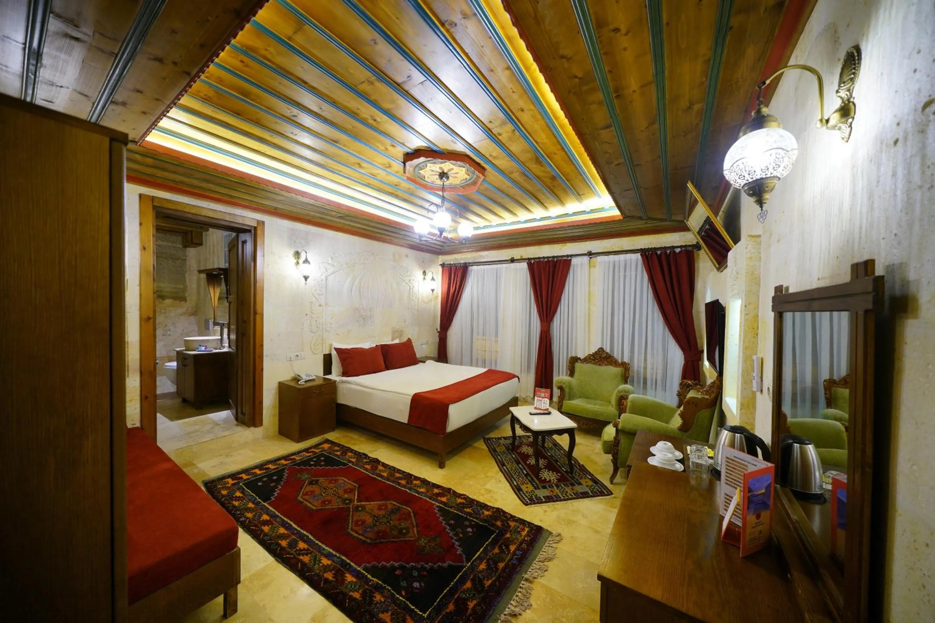 Seating area, Bed in Balloon Cave Hotel