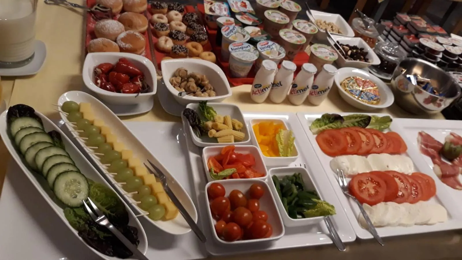 Buffet breakfast in Europa Hotel Garni free parking