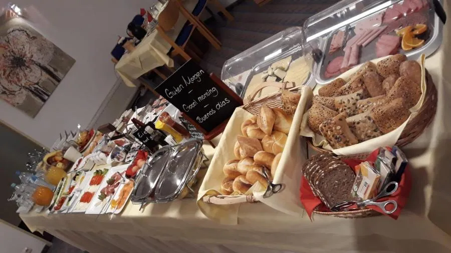 Buffet breakfast in Europa Hotel Garni free parking