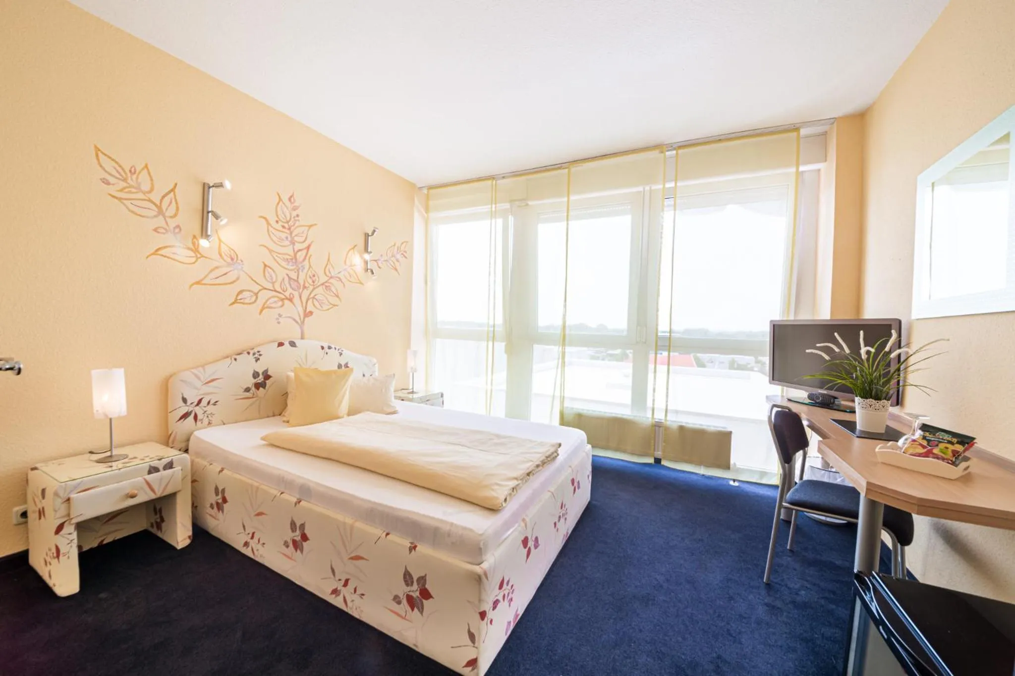 Photo of the whole room, Bed in Europa Hotel Garni free parking