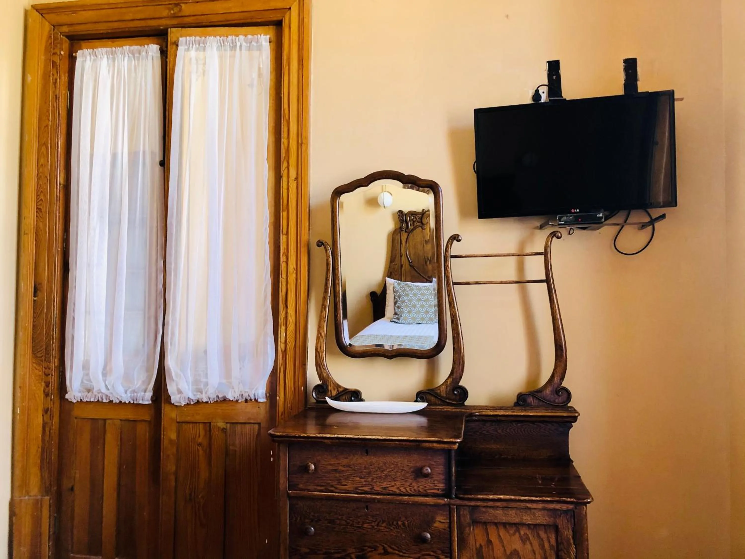 TV and multimedia in Hotel Boutique Casa de las Manrique